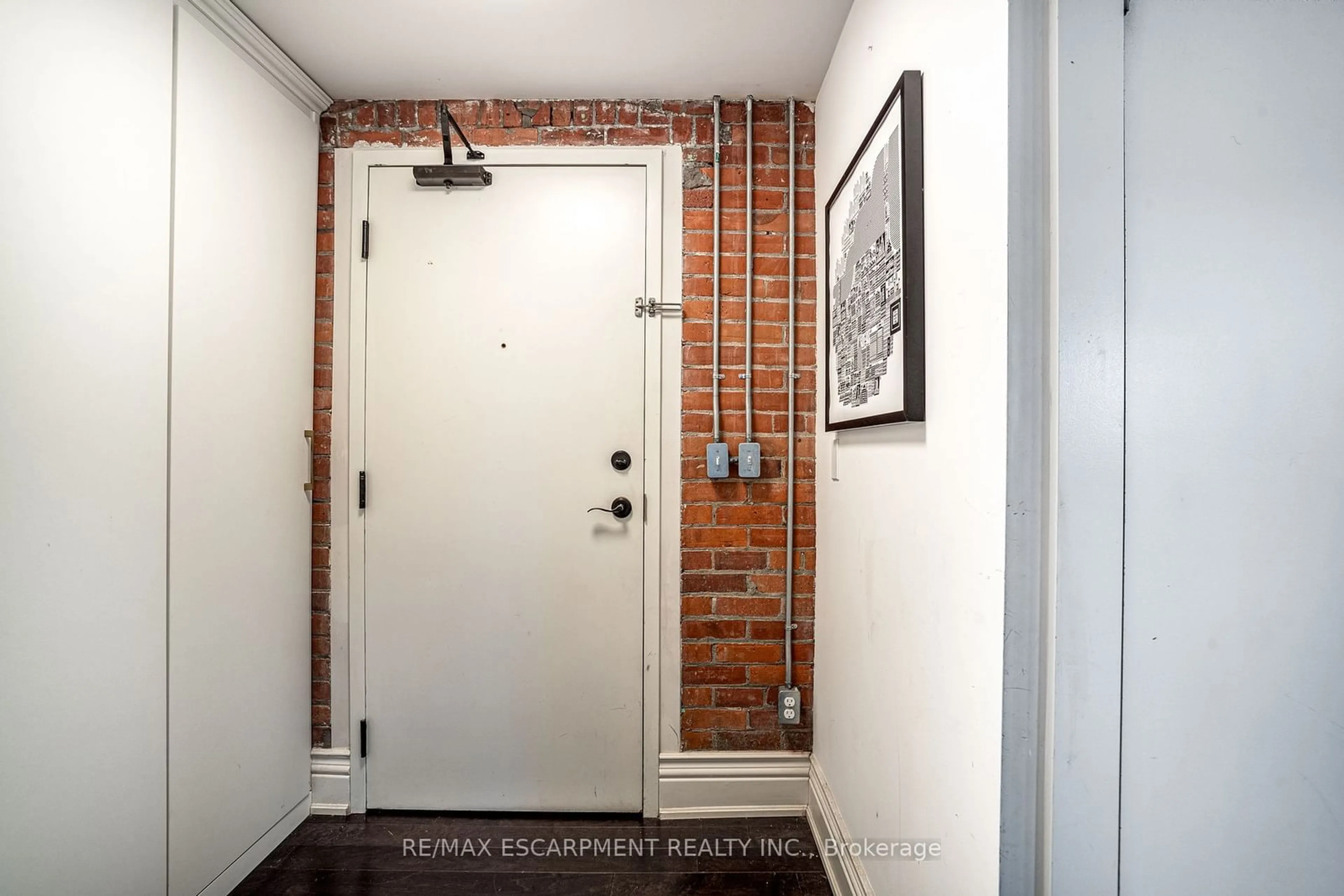 Indoor entryway for 200 STINSON St #104, Hamilton Ontario L8N 4J5