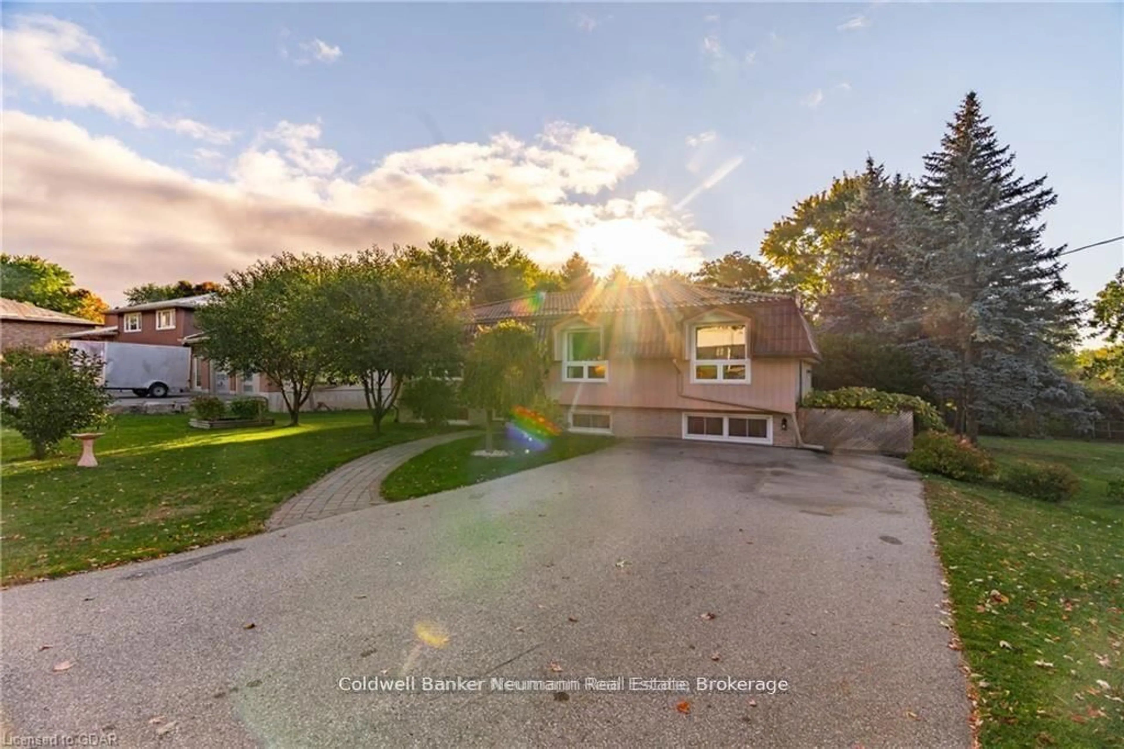 A pic from outside/outdoor area/front of a property/back of a property/a pic from drone, unknown for 2 HAMILTON Dr, Guelph/Eramosa Ontario N1E 0N9