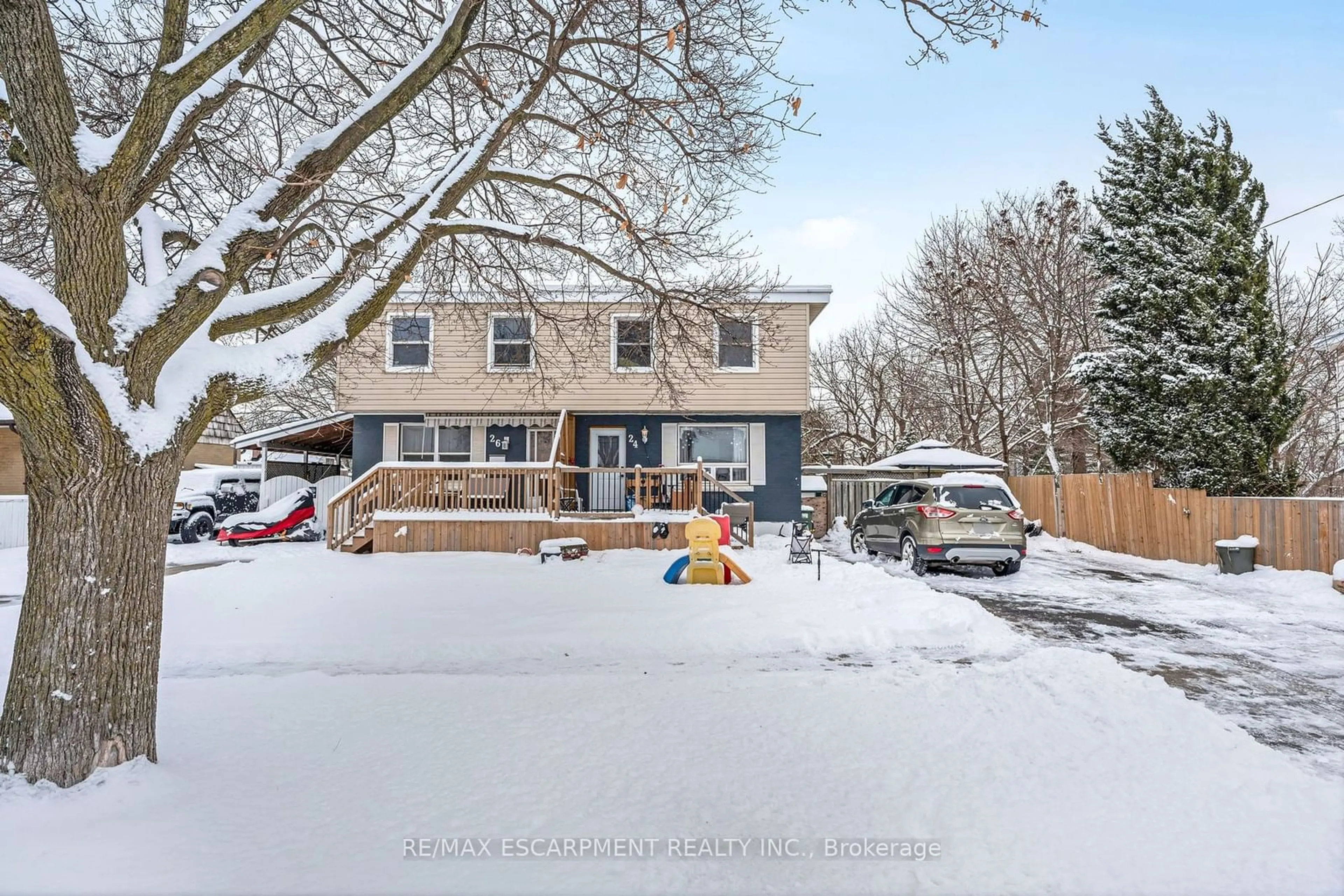 A pic from outside/outdoor area/front of a property/back of a property/a pic from drone, street for 24 Eaton Pl, Hamilton Ontario L8H 1N7