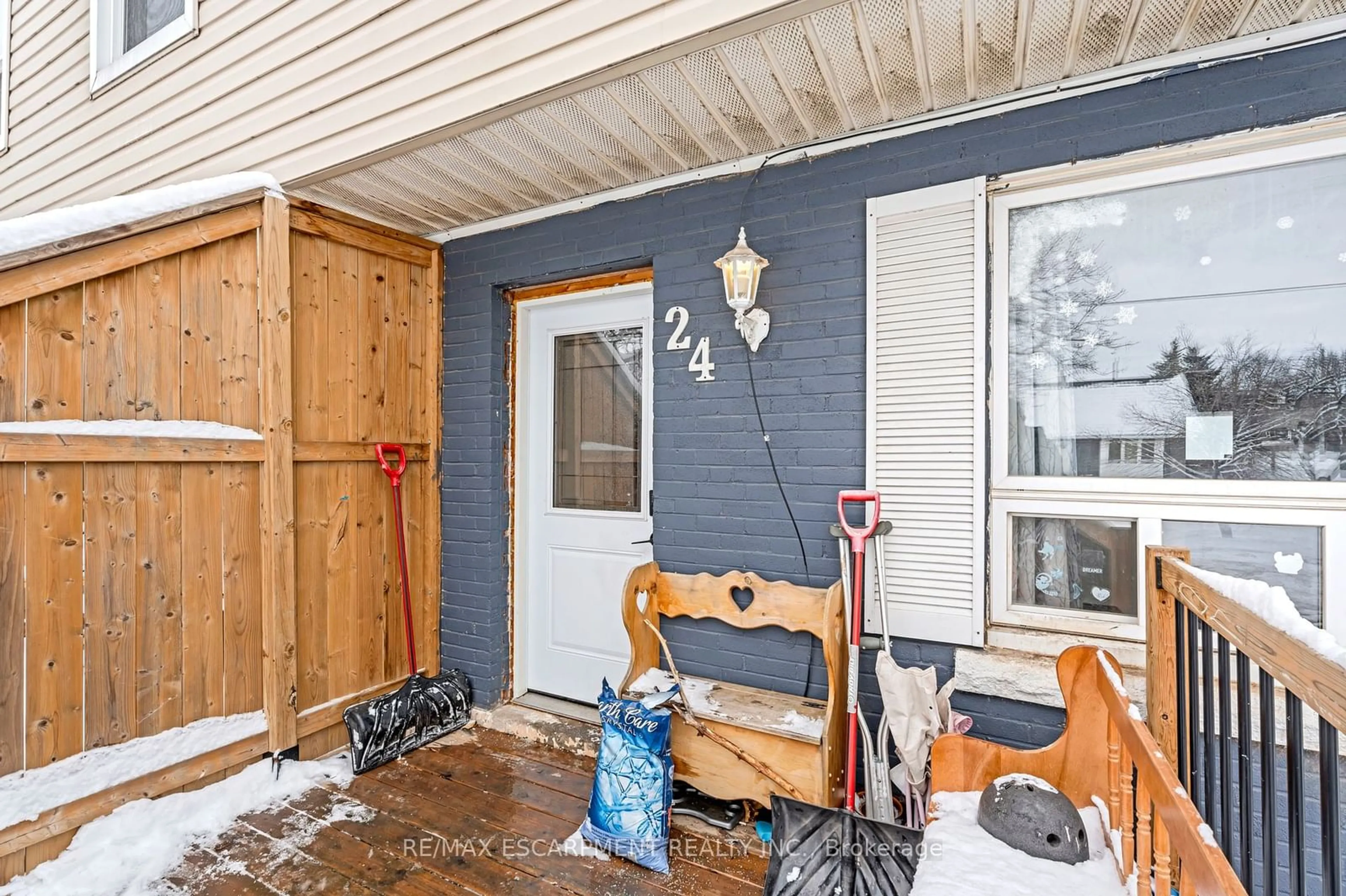 Indoor entryway for 24 Eaton Pl, Hamilton Ontario L8H 1N7