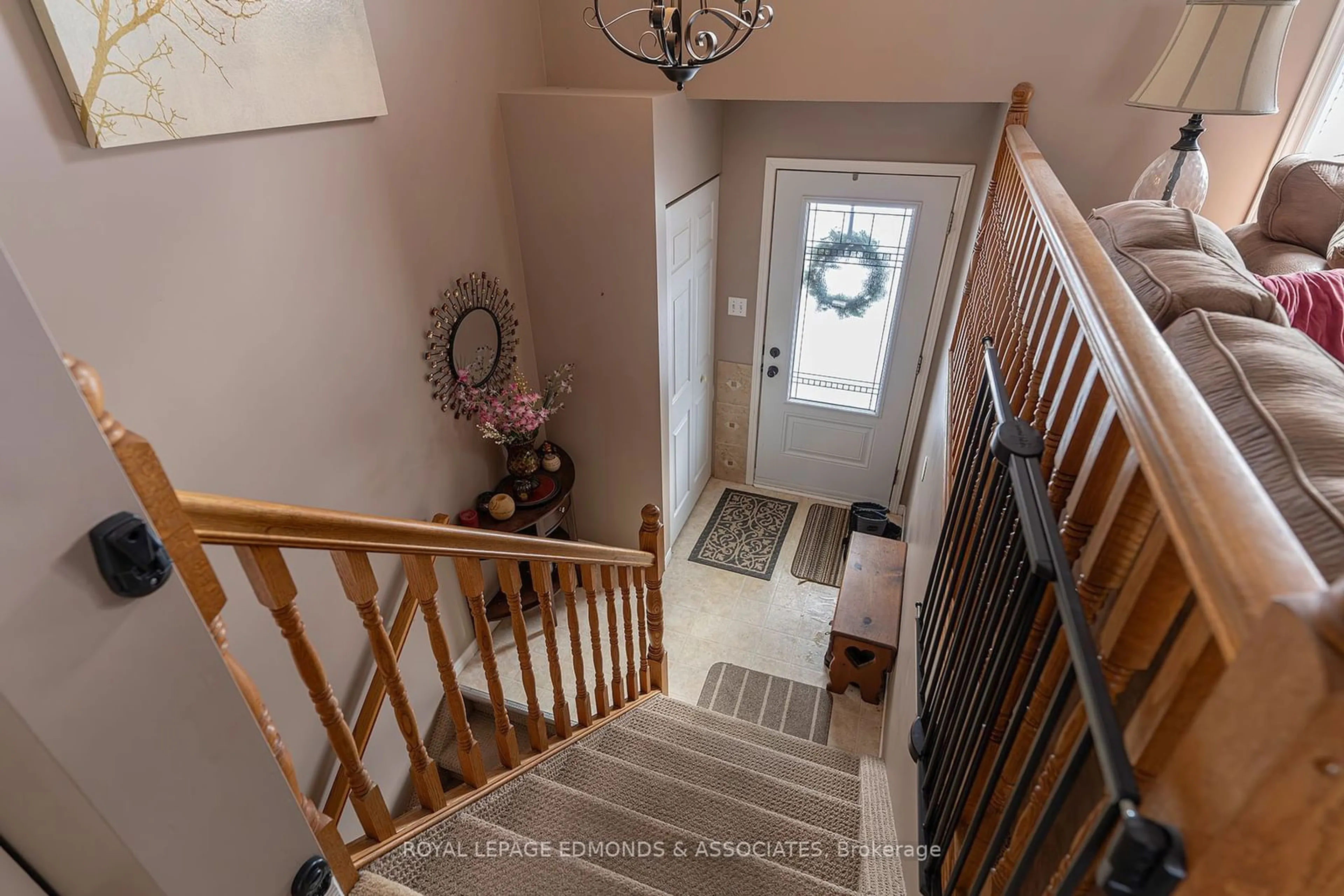 Indoor foyer for 604B Moss Dr, Pembroke Ontario K8A 3Y9