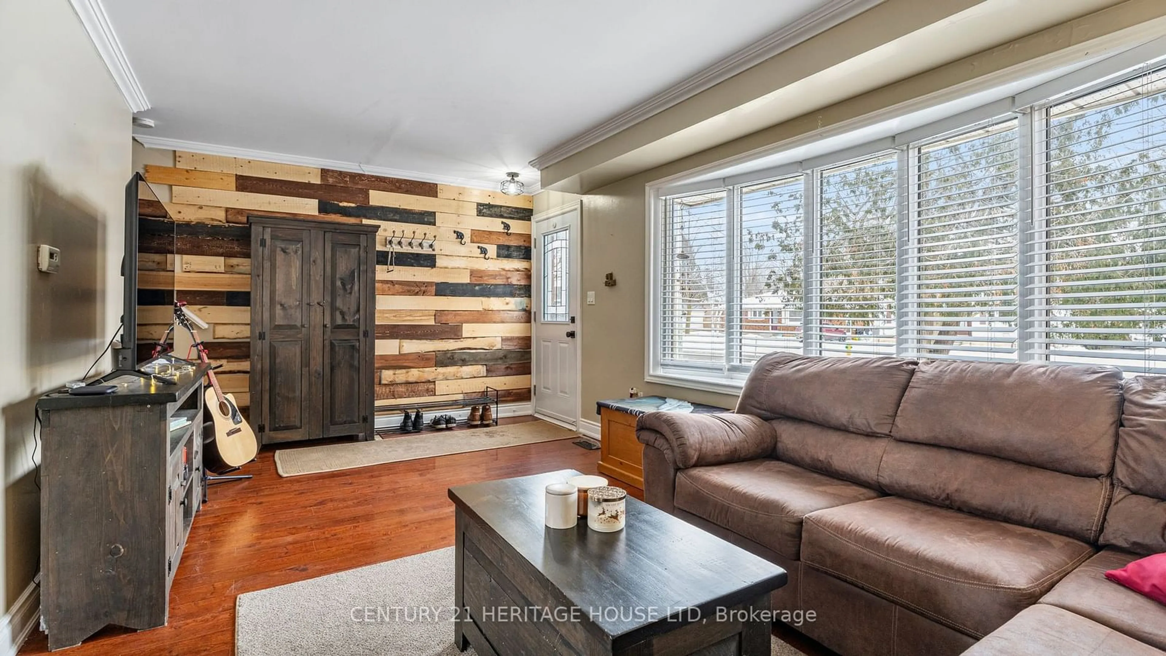 Living room with furniture, wood/laminate floor for 76 Bee St, Woodstock Ontario N4S 3Z3