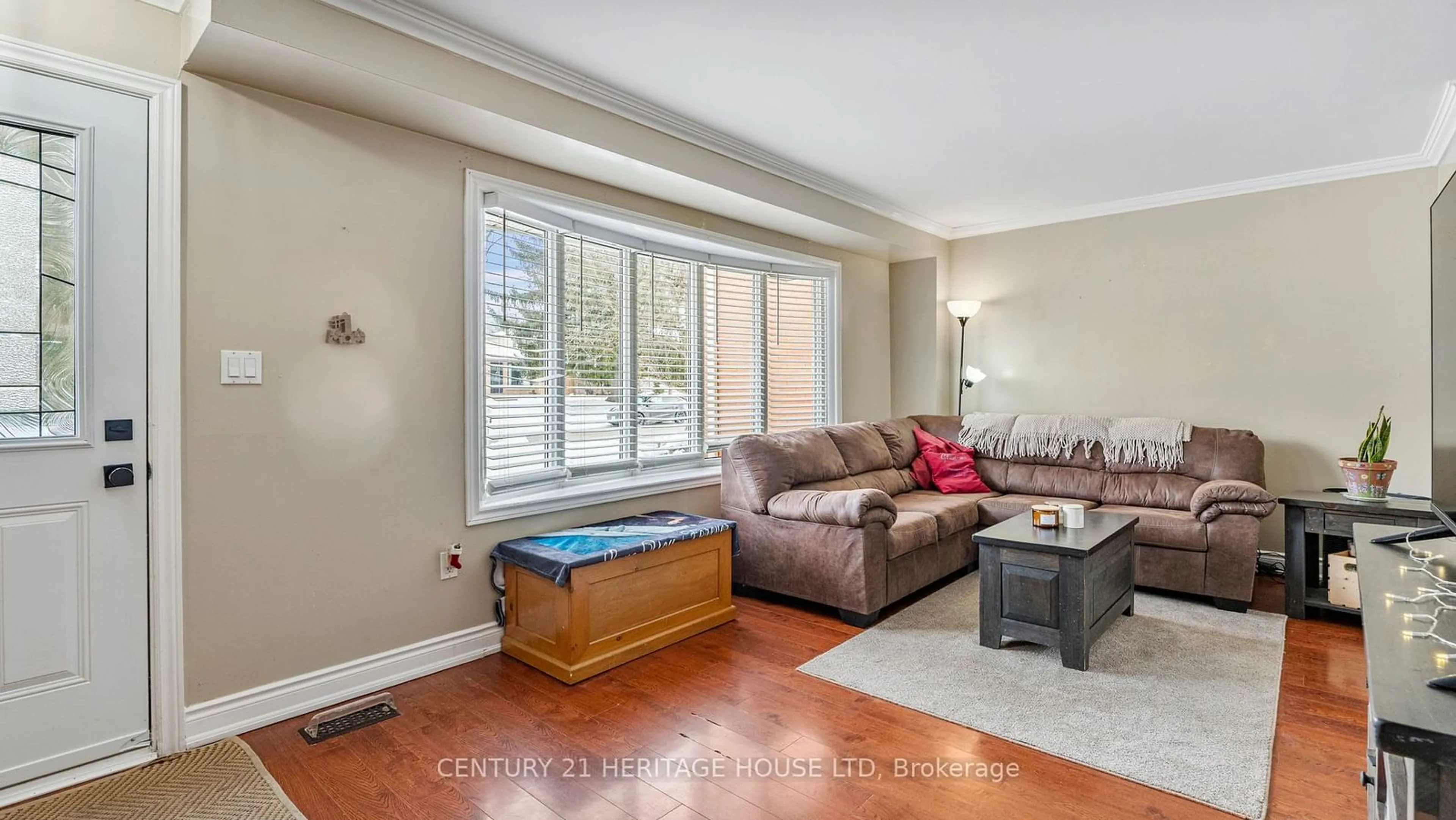 Living room with furniture, wood/laminate floor for 76 Bee St, Woodstock Ontario N4S 3Z3