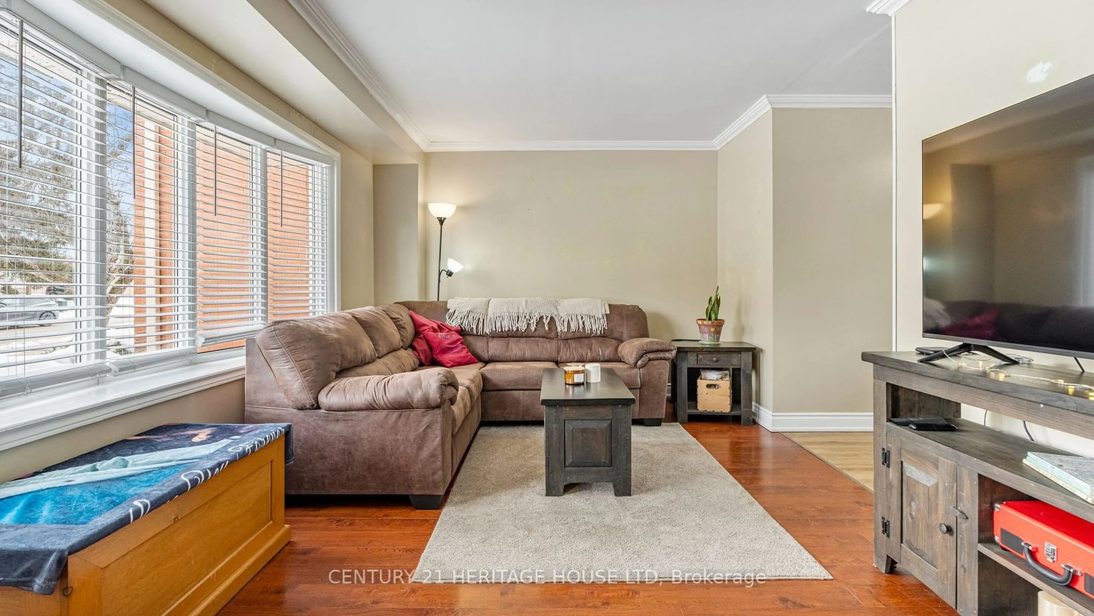 Living room with furniture, wood/laminate floor for 76 Bee St, Woodstock Ontario N4S 3Z3