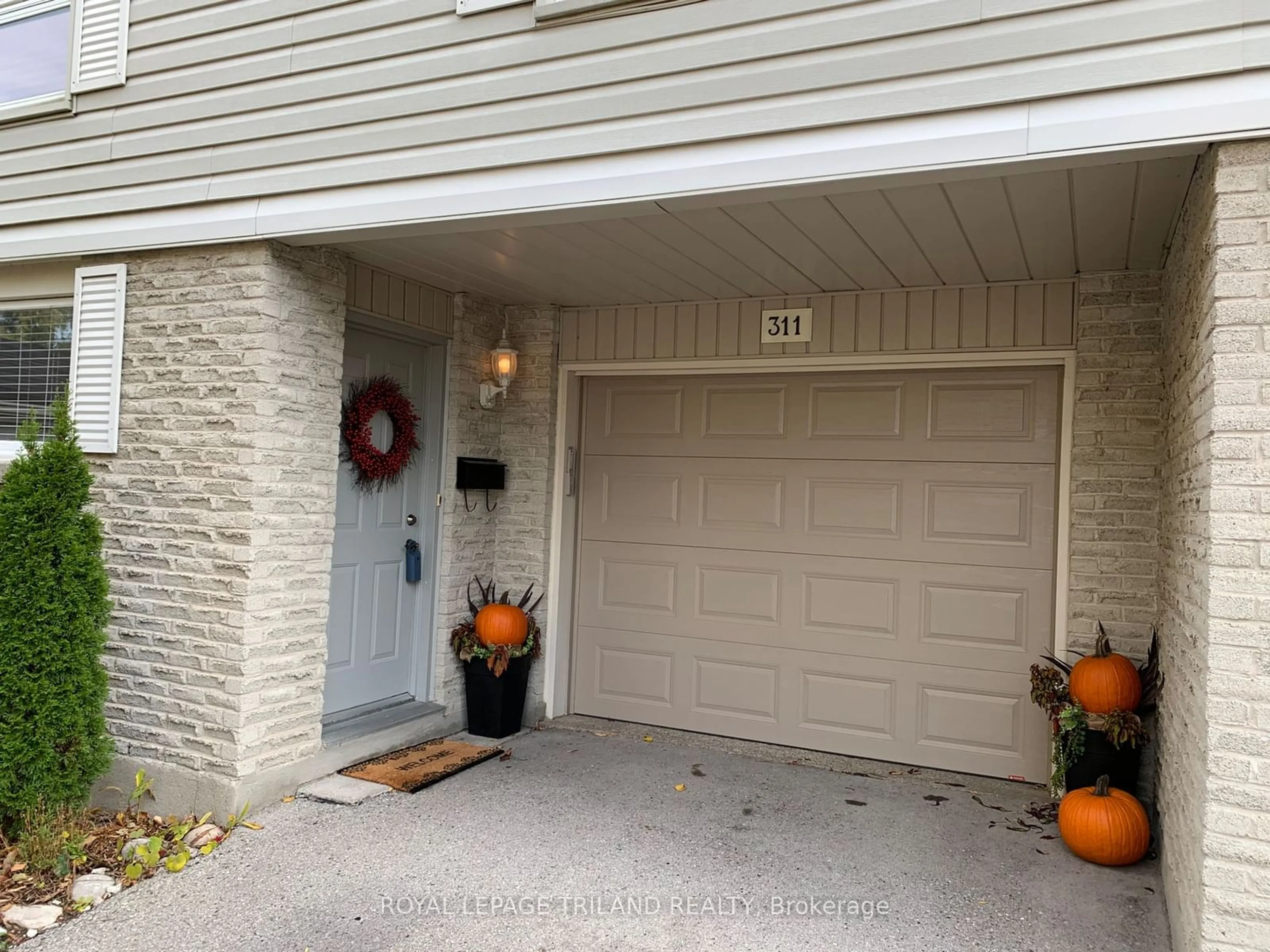 Indoor entryway for 311 Everglade Cres, London Ontario N6H 4M7