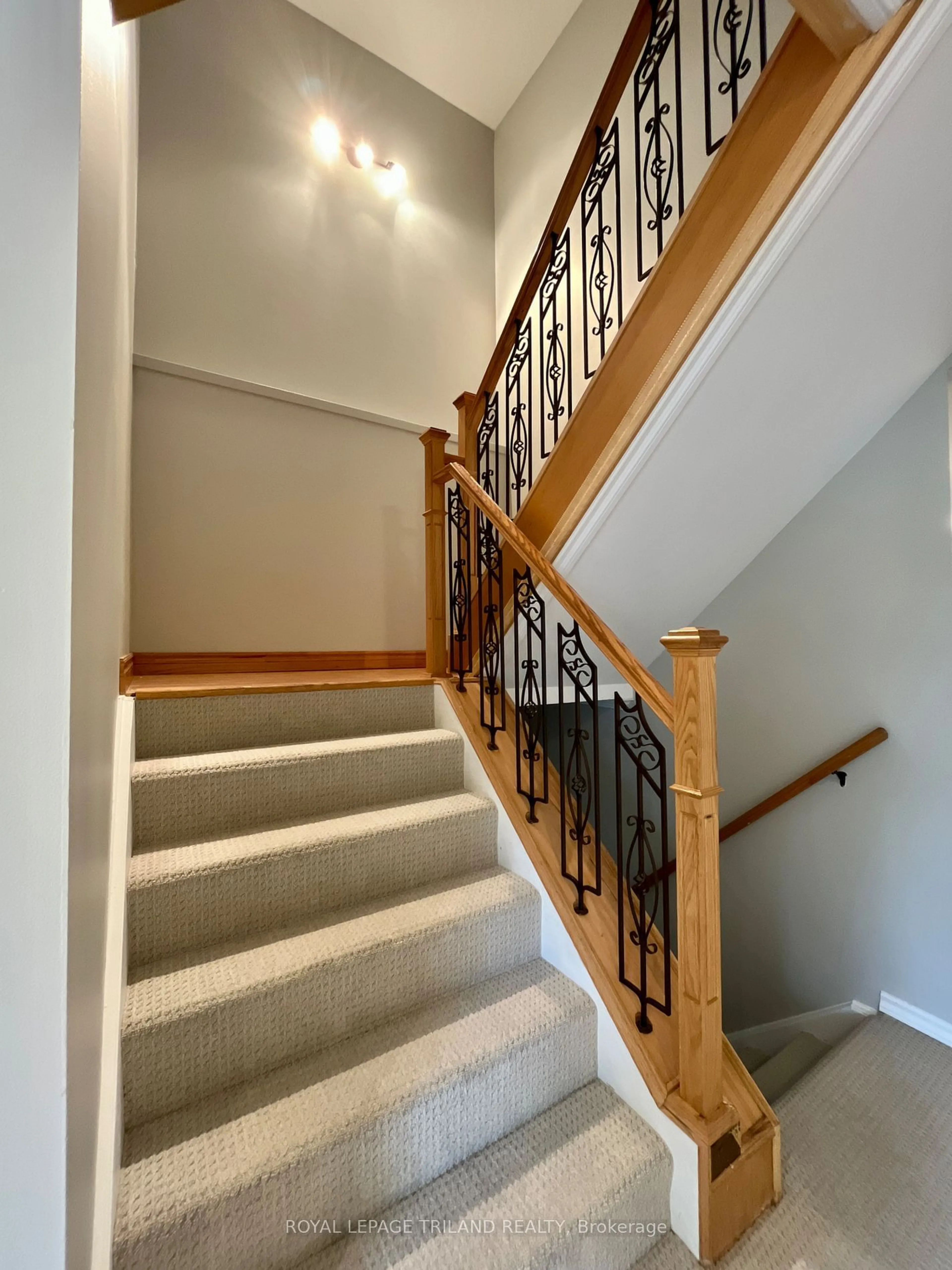 Stairs for 311 Everglade Cres, London Ontario N6H 4M7