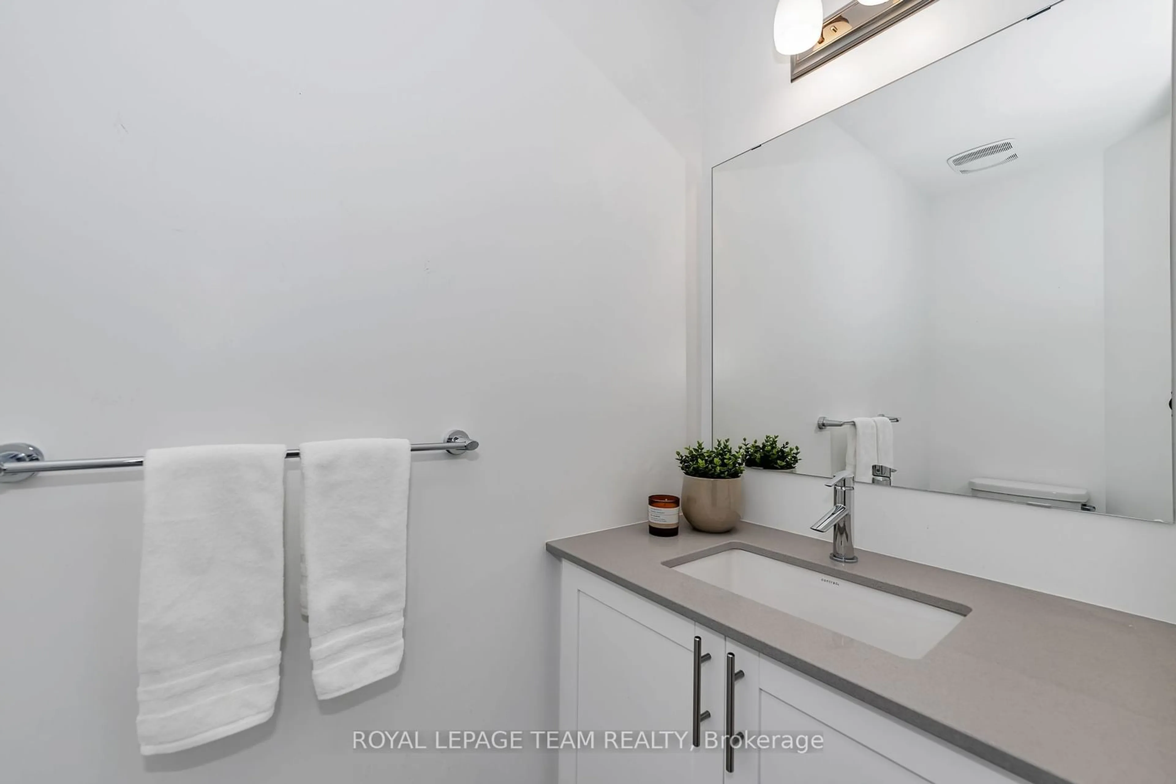 Standard bathroom, ceramic/tile floor for 656 Putney Cres, Stittsville - Munster - Richmond Ontario K2S 2N7