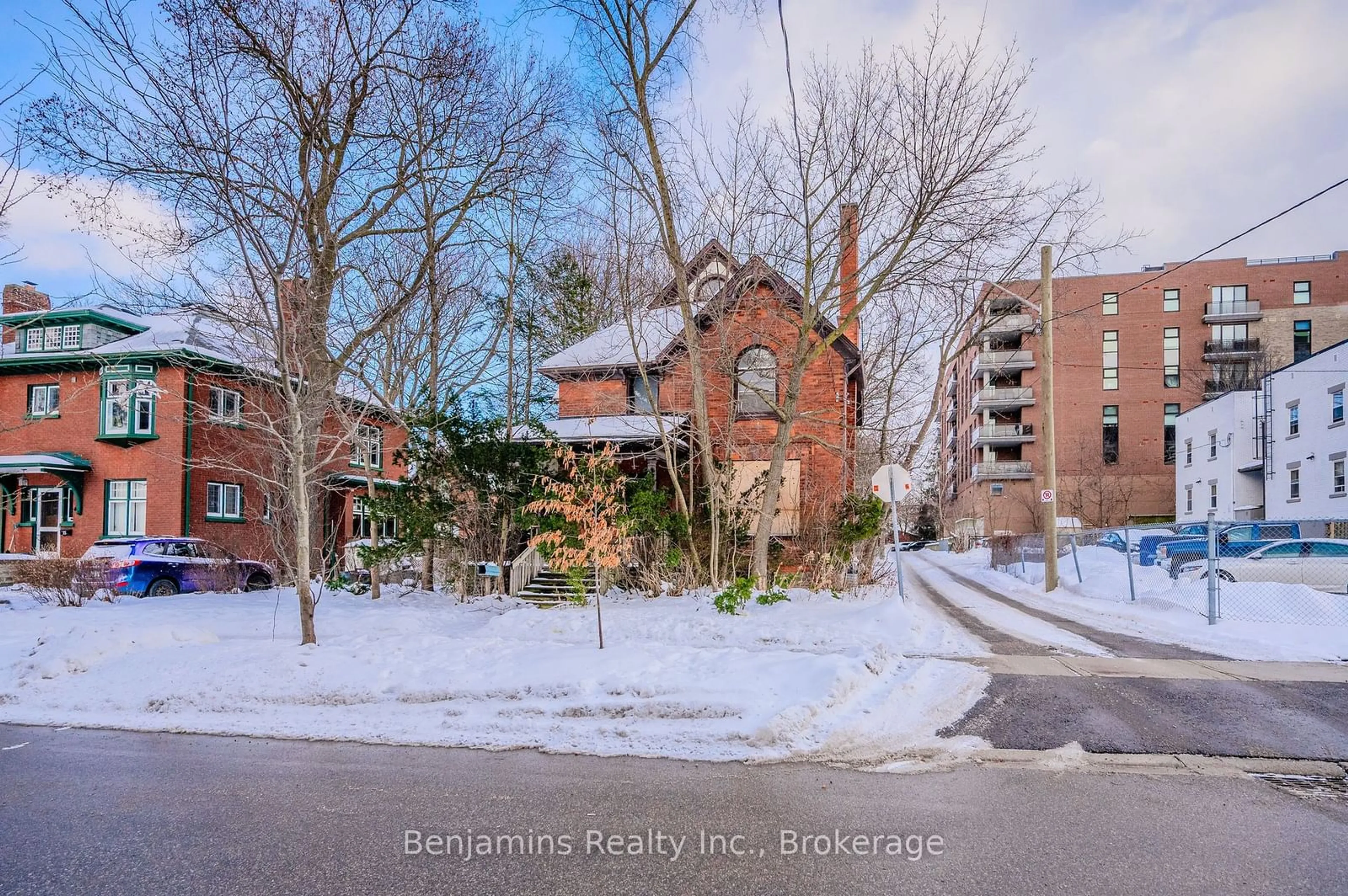 A pic from outside/outdoor area/front of a property/back of a property/a pic from drone, street for 9 John St, Waterloo Ontario N2J 1S3