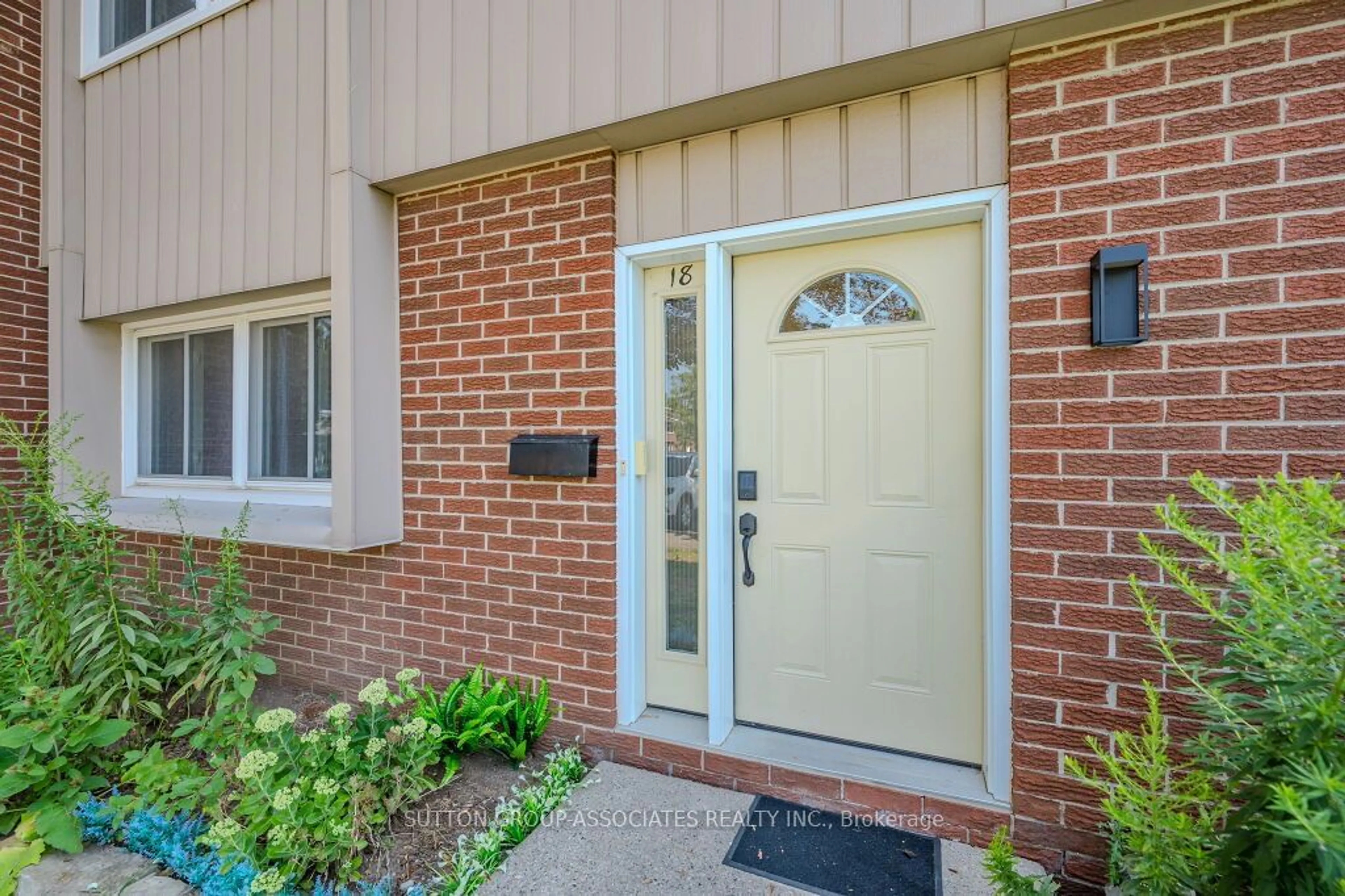 Indoor entryway for 121 University Ave #18, Waterloo Ontario N2J 2W1