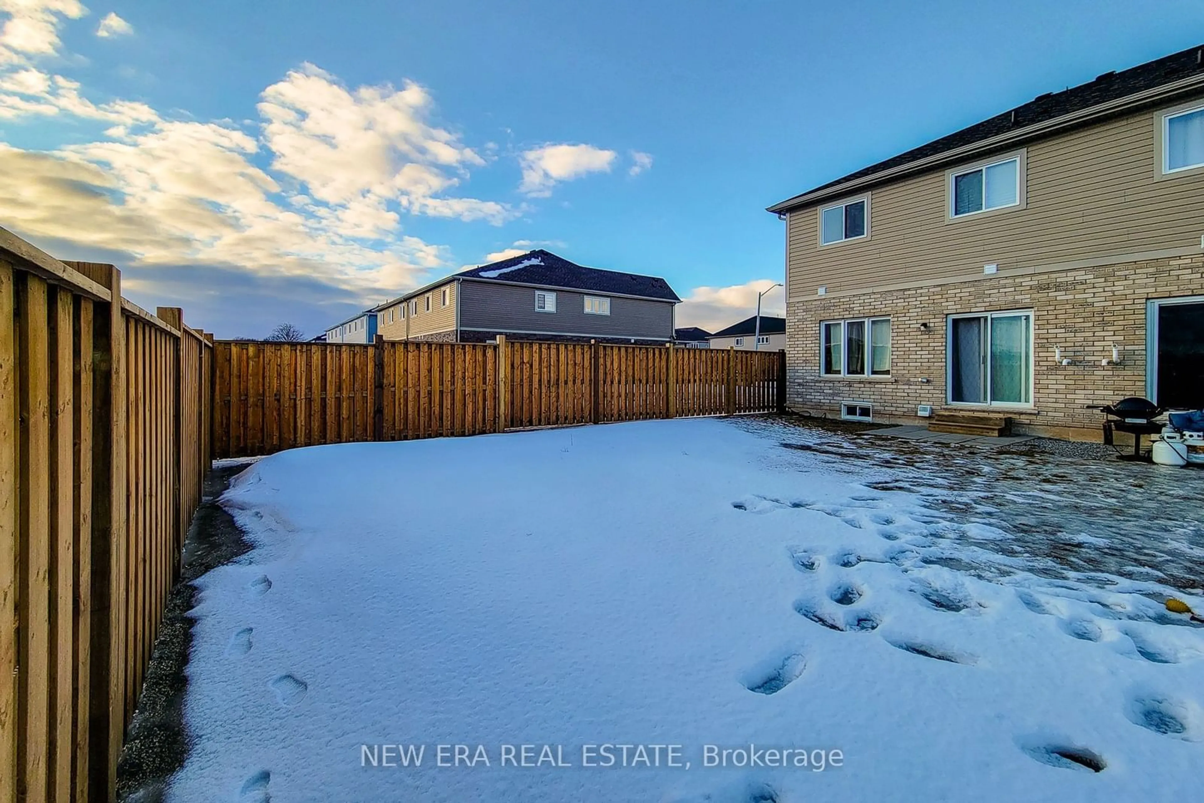 A pic from outside/outdoor area/front of a property/back of a property/a pic from drone, unknown for 45 Sycamore St, Welland Ontario L3B 5N8