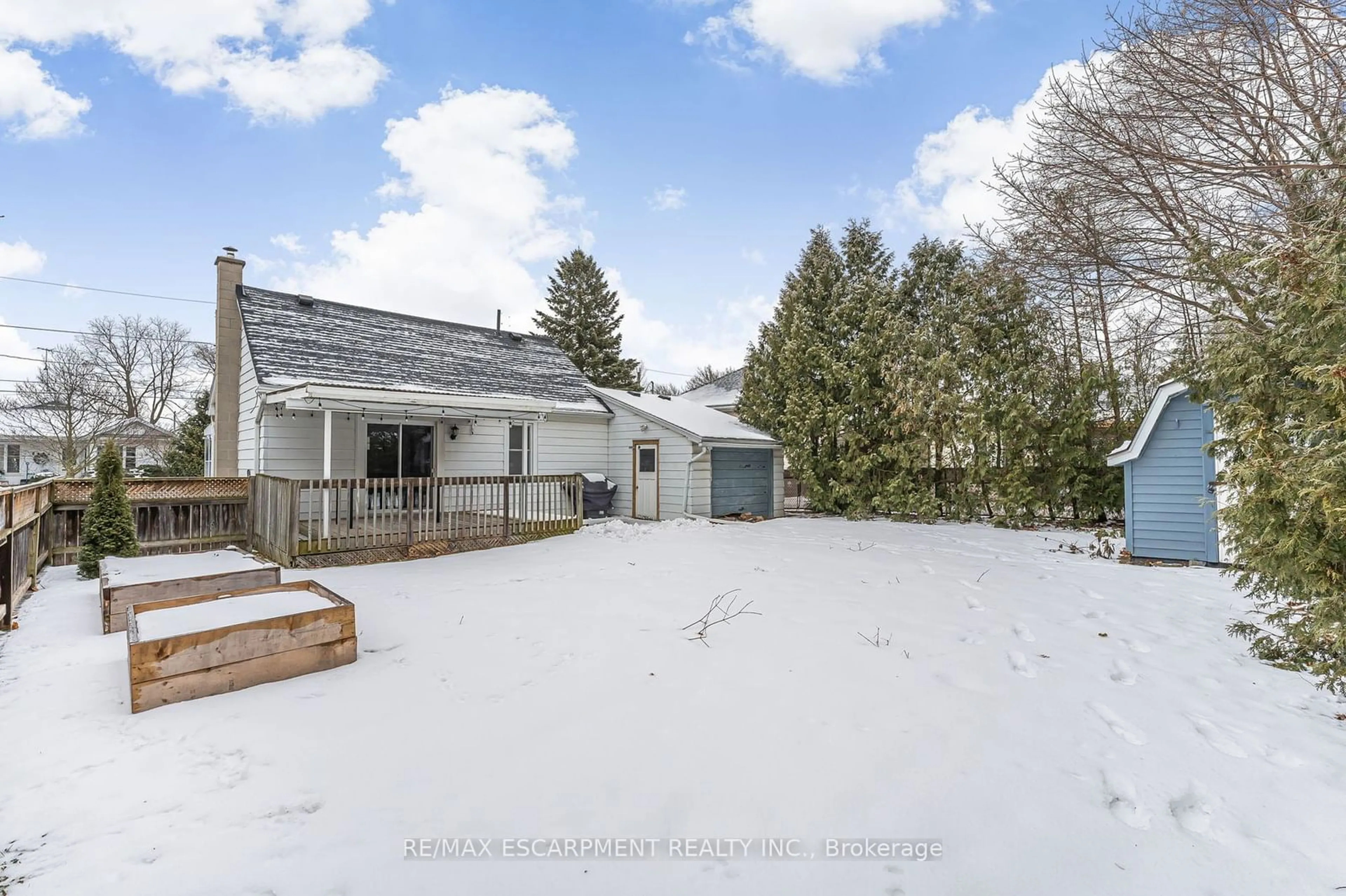 A pic from outside/outdoor area/front of a property/back of a property/a pic from drone, unknown for 4264 Crescent Ave, Lincoln Ontario L0R 1B8