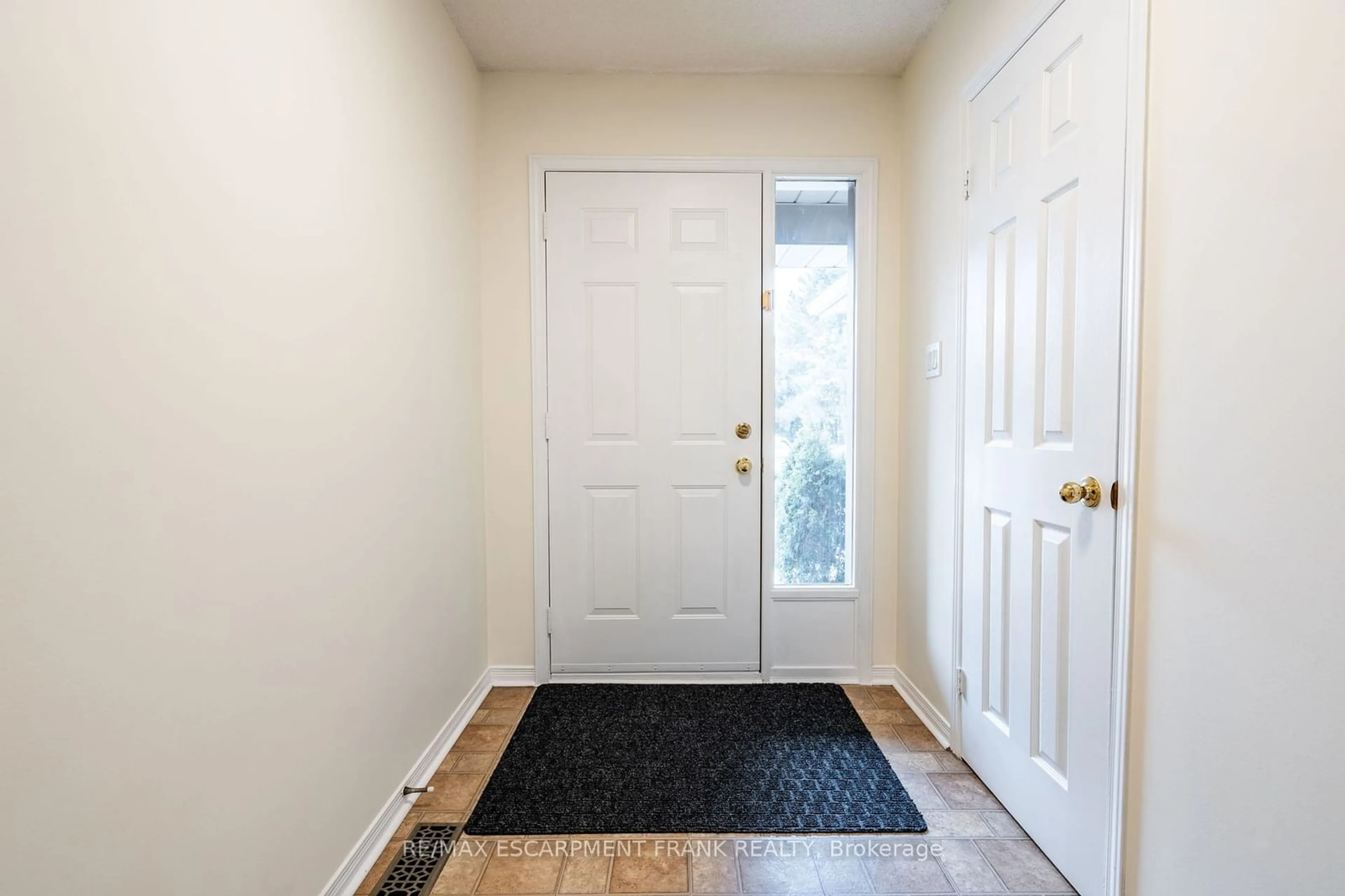 Indoor entryway for 1310 Upper Wentworth St #7, Hamilton Ontario L9A 5J3