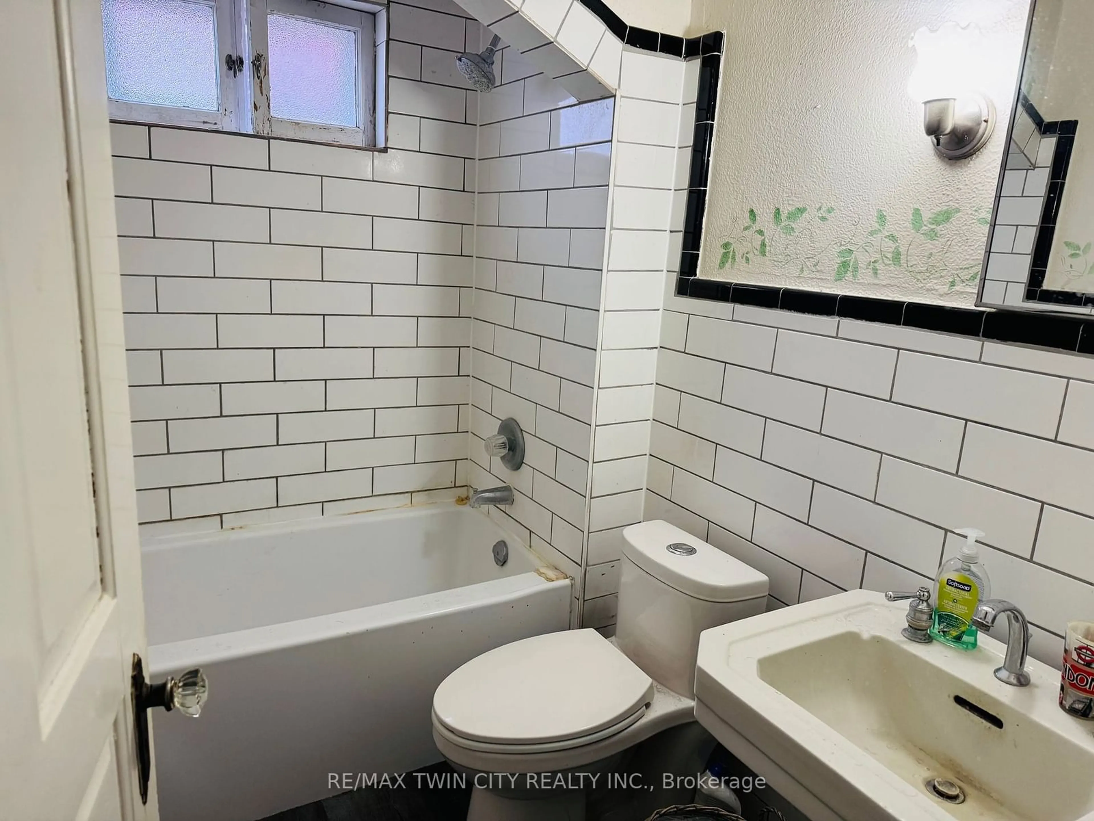 Standard bathroom, ceramic/tile floor for 32 Simeon St, Kitchener Ontario N2H 1S1