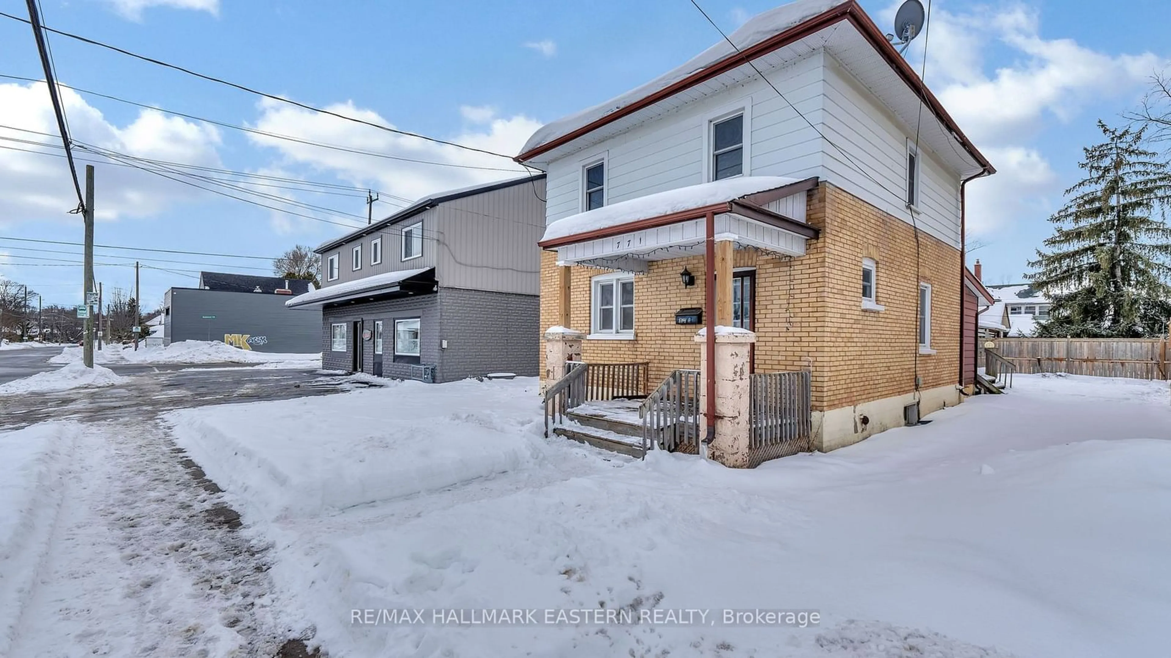 A pic from outside/outdoor area/front of a property/back of a property/a pic from drone, building for 771 Lock St, Peterborough Ontario K9J 2Z5