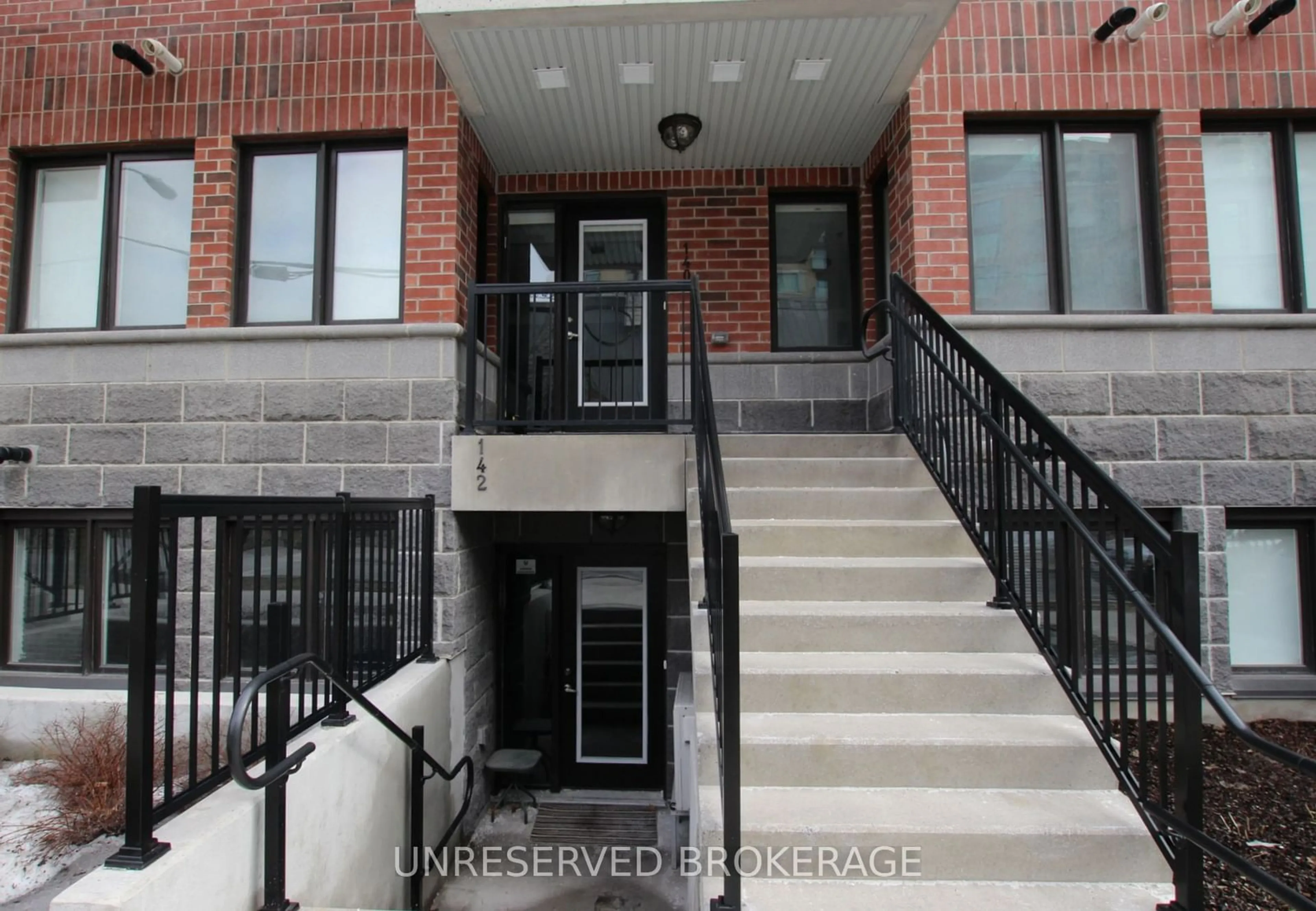 Indoor entryway for 140 Daly Ave, Lower Town - Sandy Hill Ontario K1N 6E7