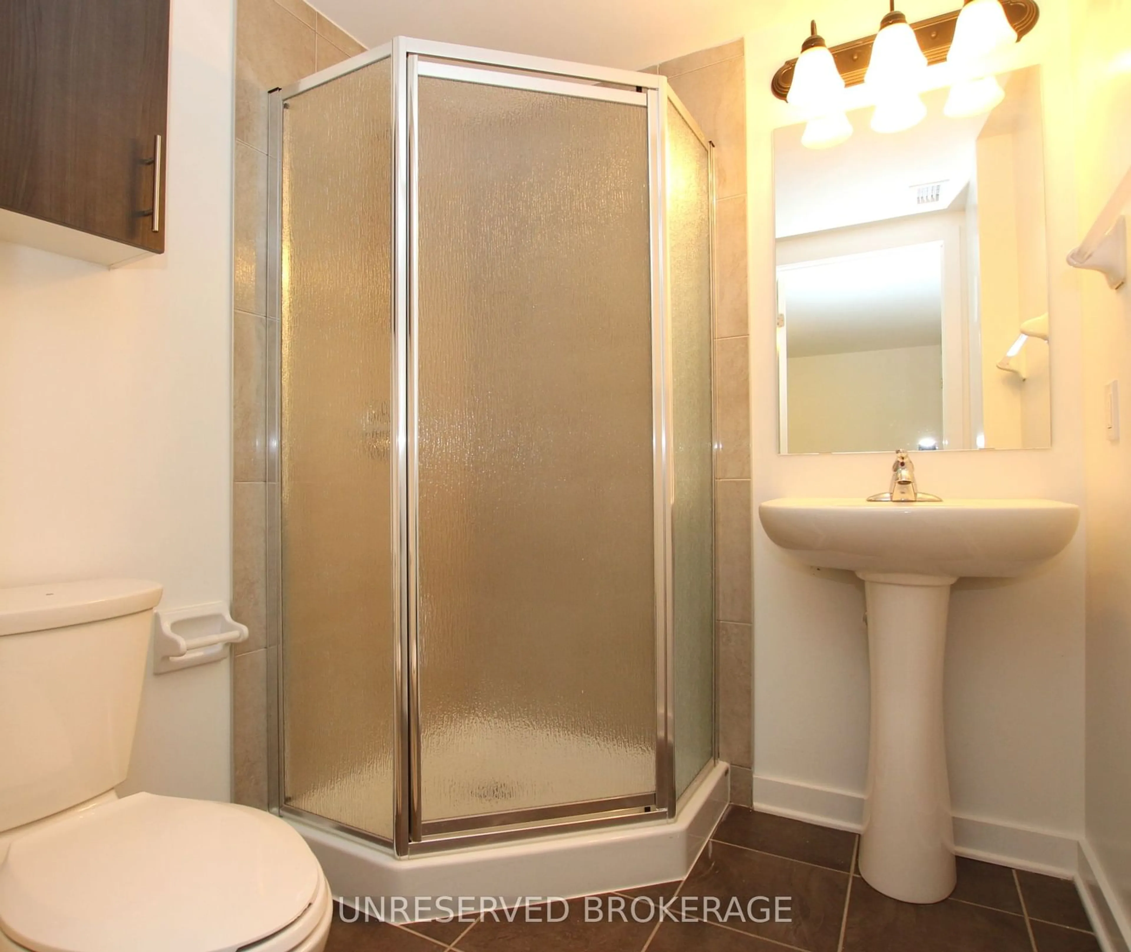 Standard bathroom, ceramic/tile floor for 140 Daly Ave, Lower Town - Sandy Hill Ontario K1N 6E7