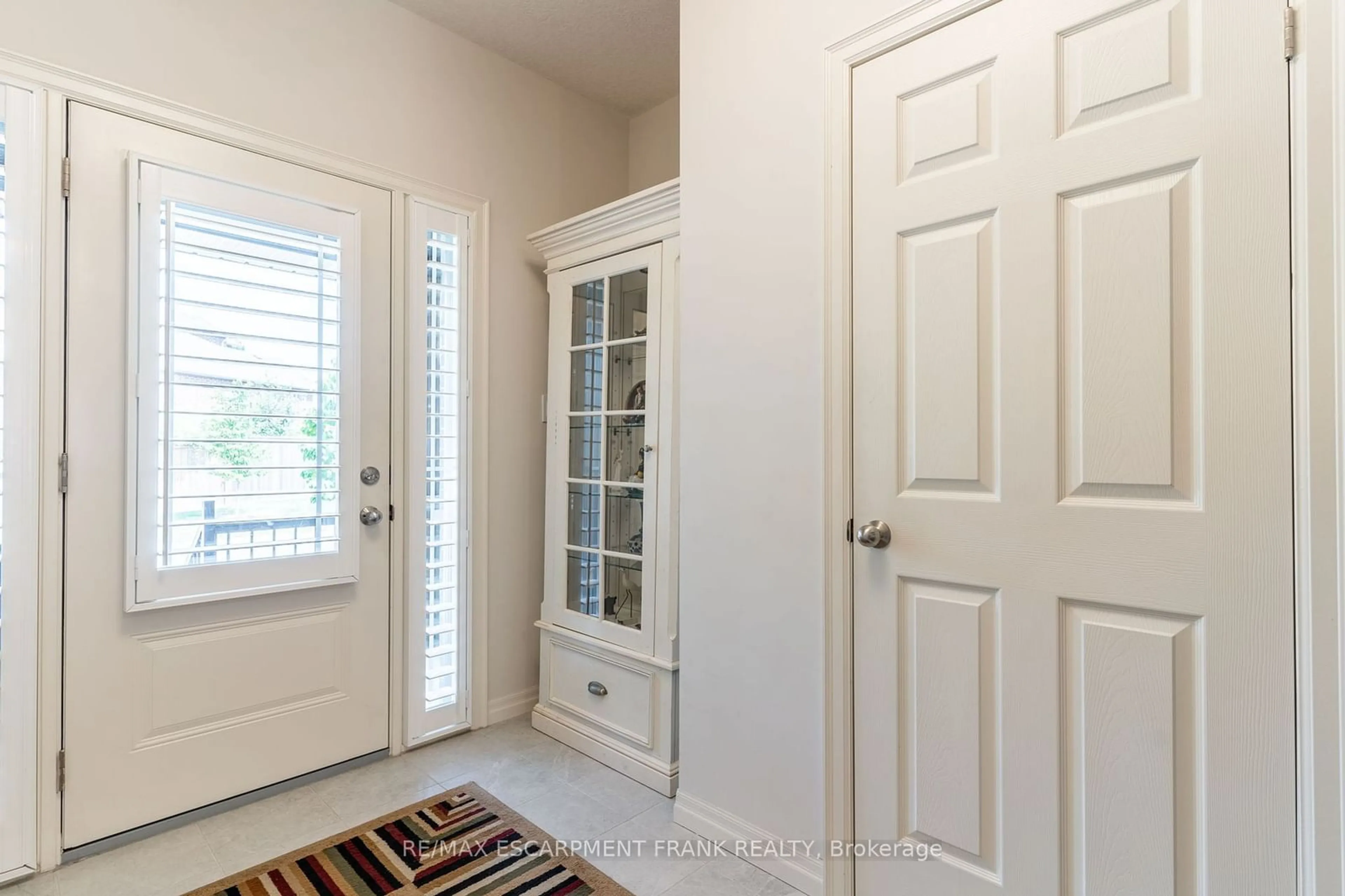 Indoor entryway for 18 TAMARACK Way, Norfolk Ontario N3Y 4Z6