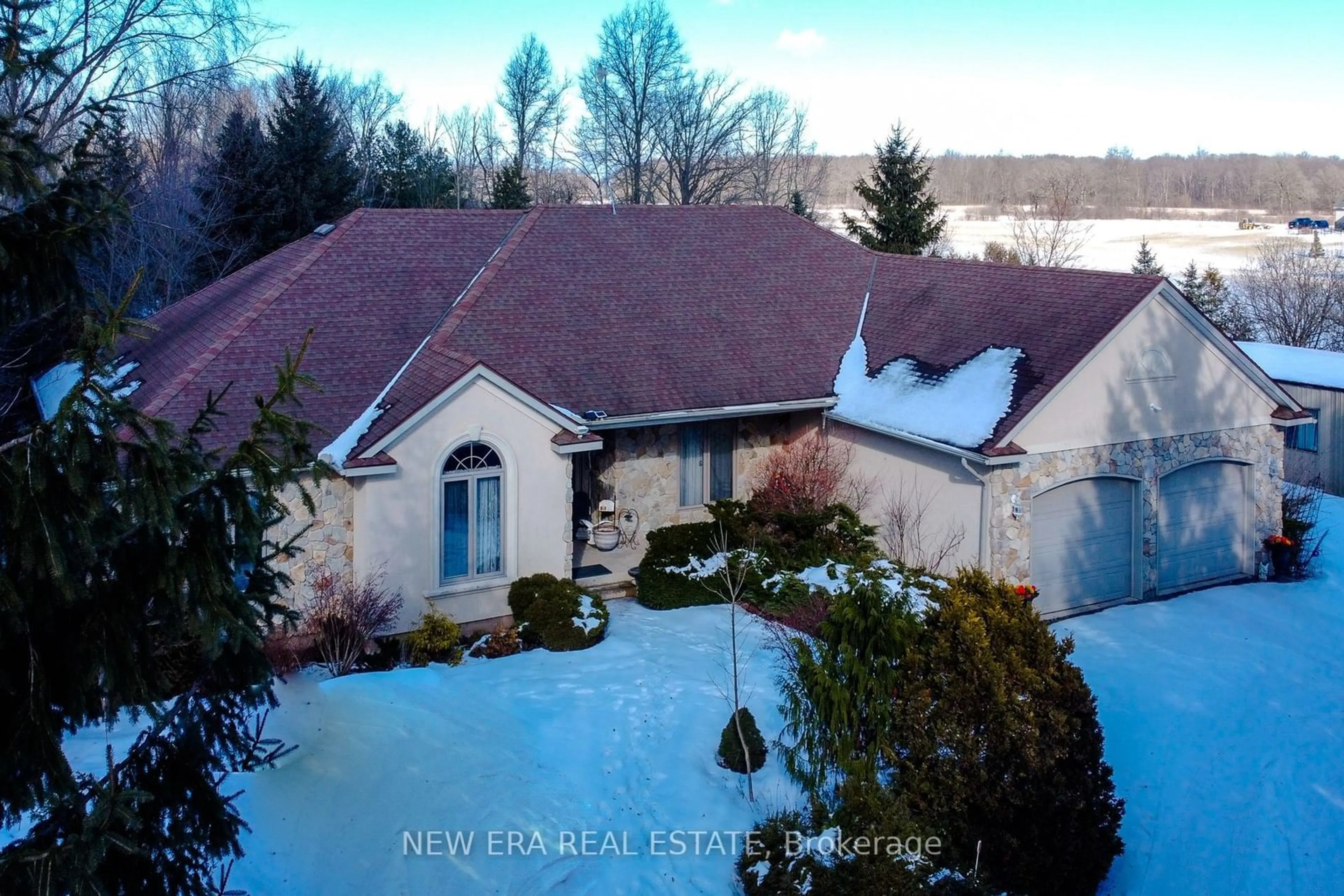 A pic from outside/outdoor area/front of a property/back of a property/a pic from drone, mountain view for 8831 Schisler Rd, Welland Ontario L3B 5N4