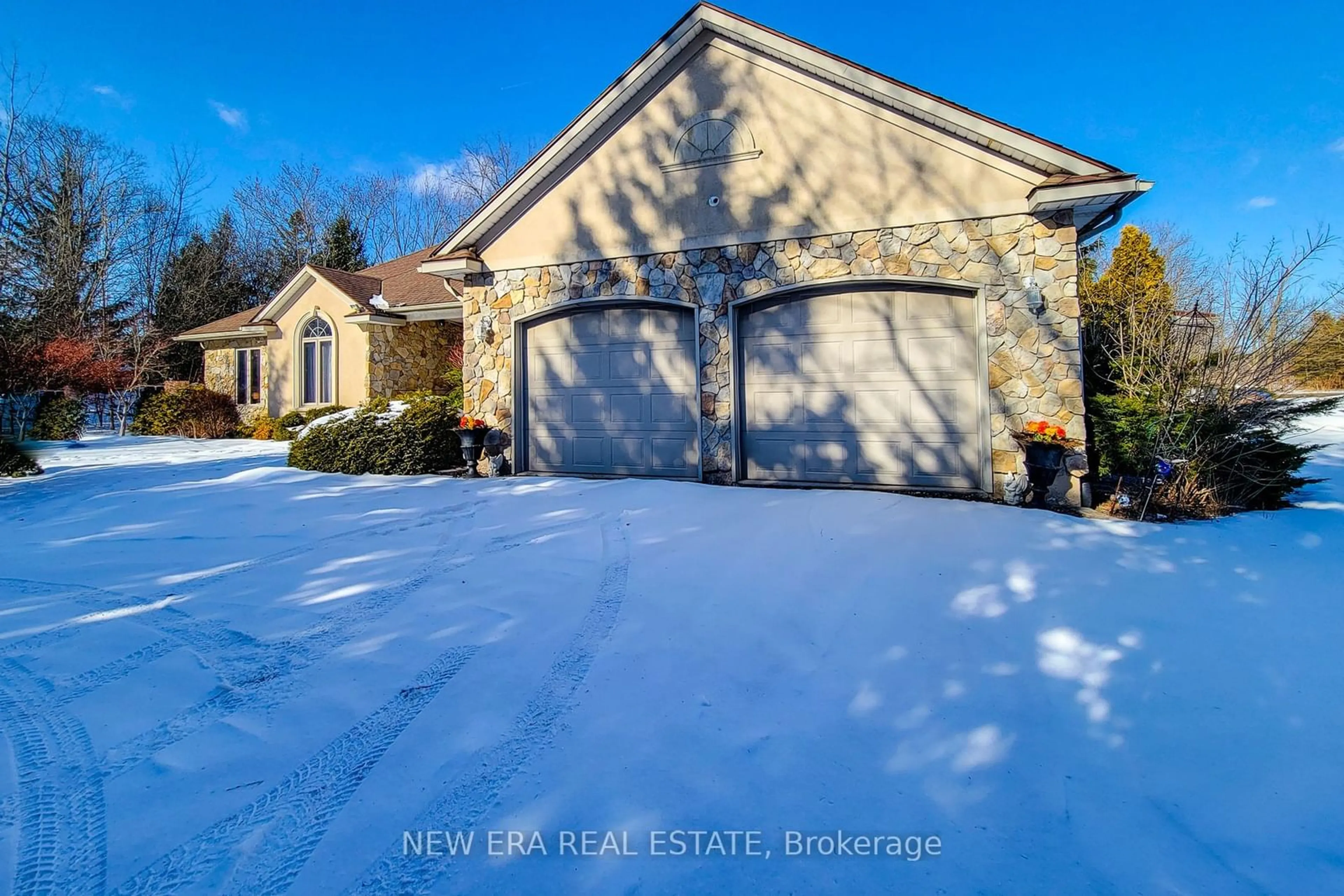 A pic from outside/outdoor area/front of a property/back of a property/a pic from drone, water/lake/river/ocean view for 8831 Schisler Rd, Welland Ontario L3B 5N4