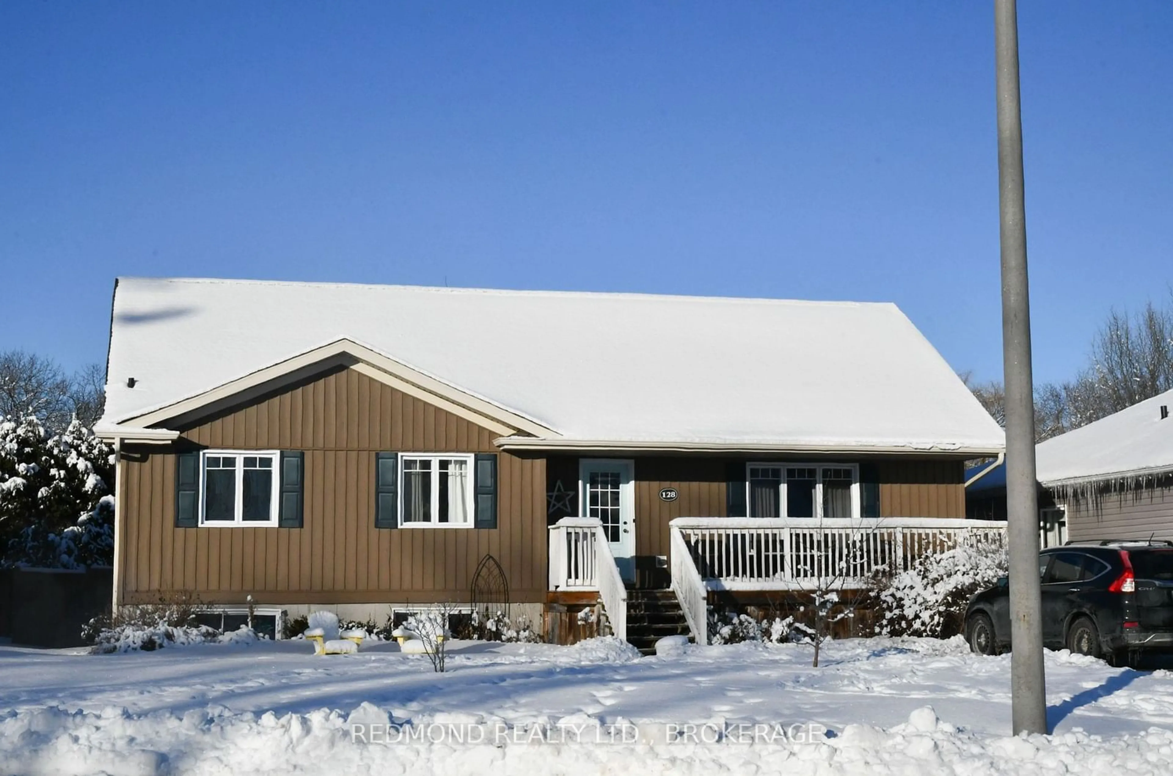 Home with vinyl exterior material, building for 128 Maplecroft Crt, Gananoque Ontario K7G 0A6