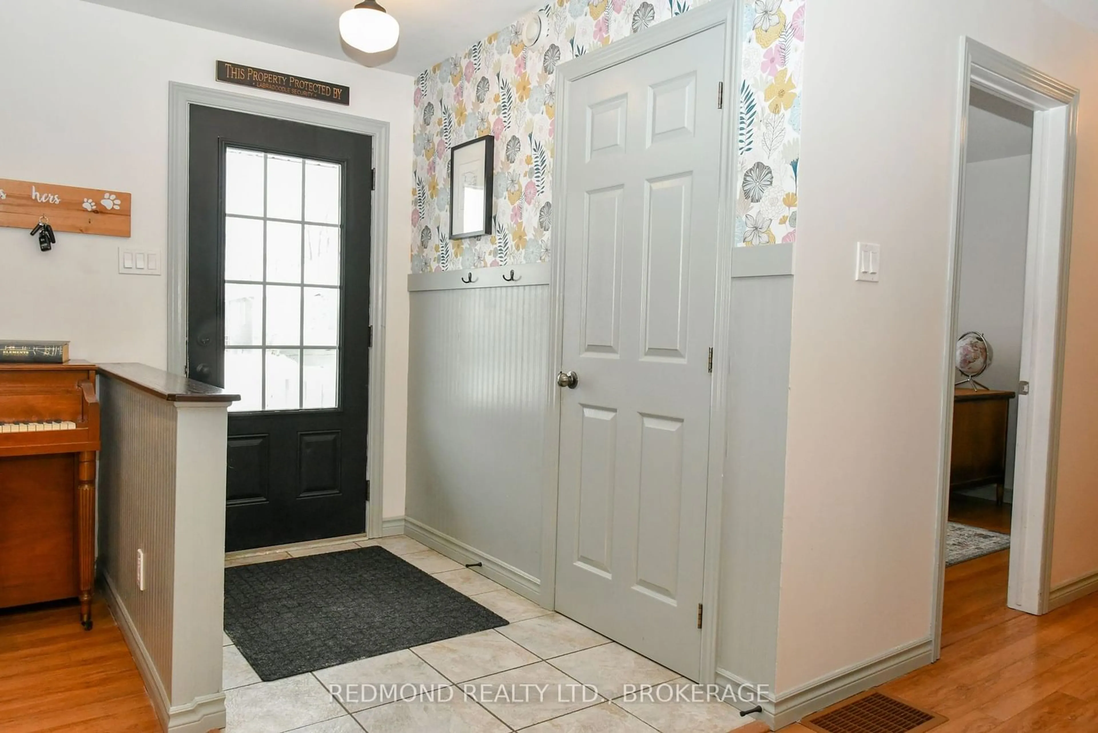 Indoor entryway for 128 Maplecroft Crt, Gananoque Ontario K7G 0A6