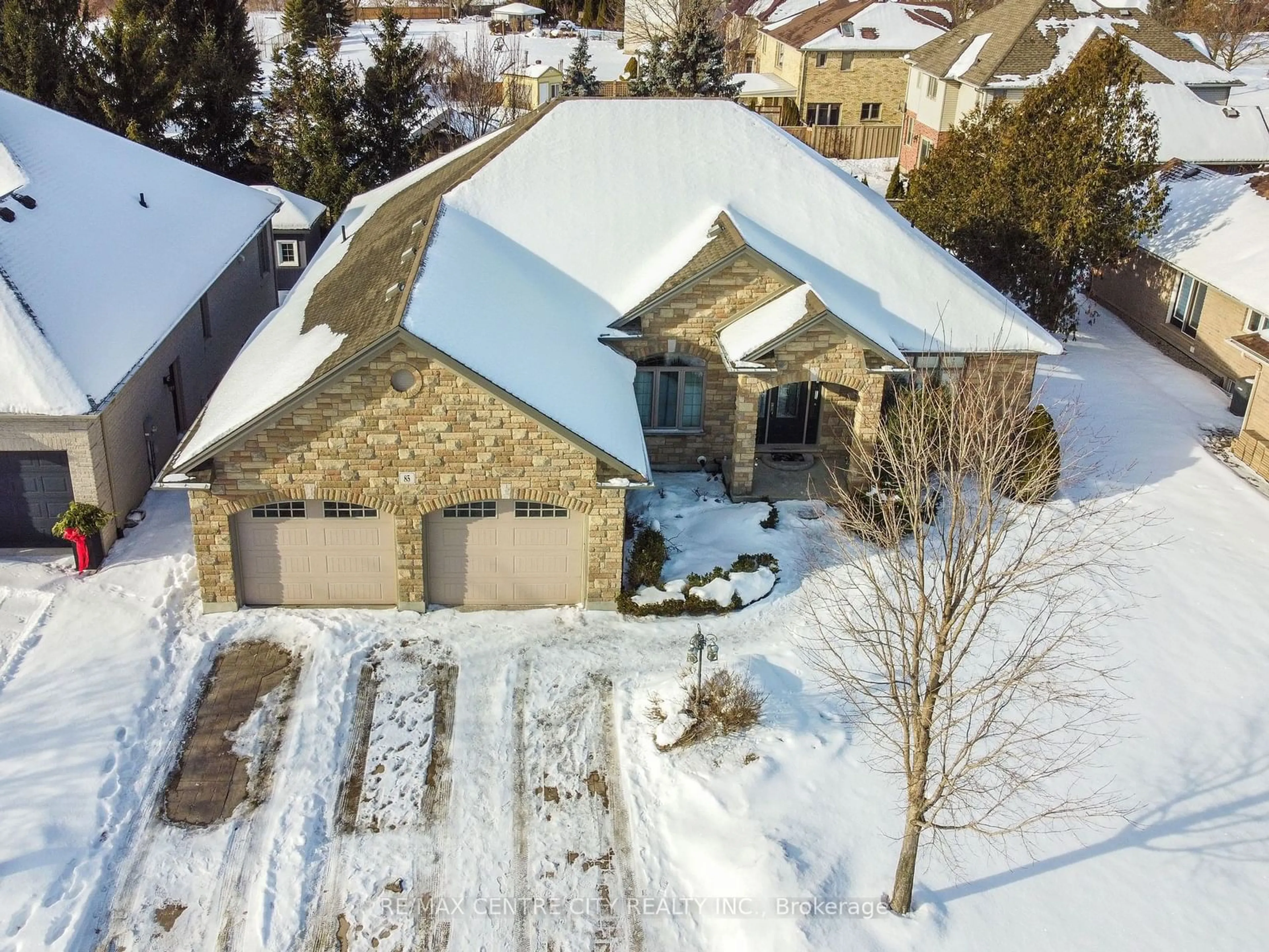 A pic from outside/outdoor area/front of a property/back of a property/a pic from drone, street for 85 Prince of Wales Gate, London Ontario N6H 5M2