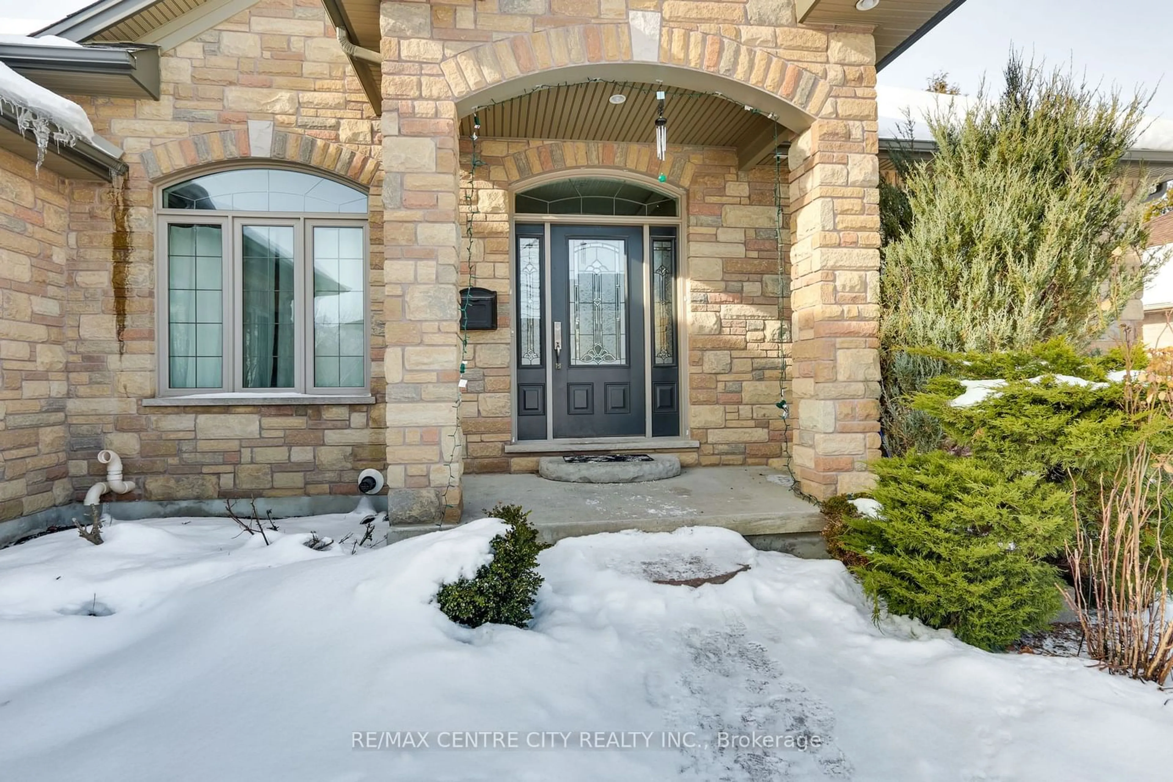 Indoor entryway for 85 Prince of Wales Gate, London Ontario N6H 5M2