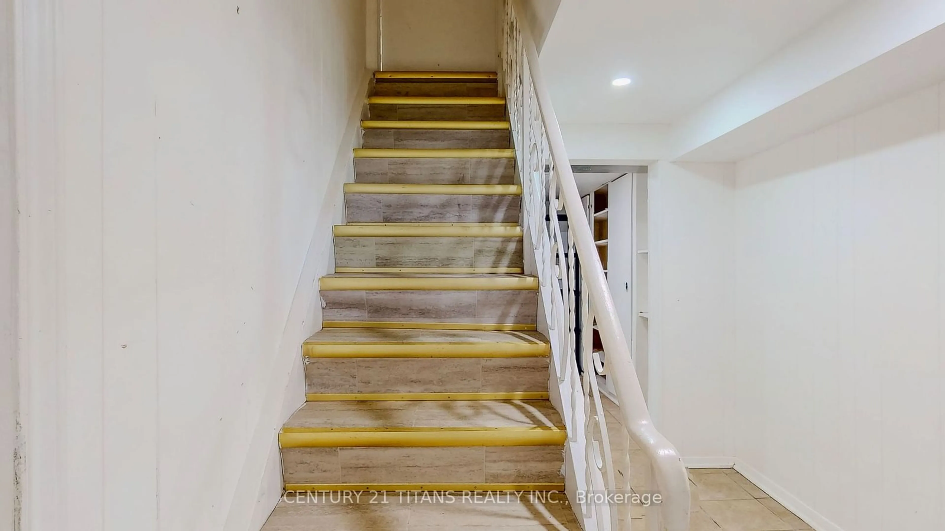 Stairs for 48 Masterson Dr, St. Catharines Ontario L2T 3P5