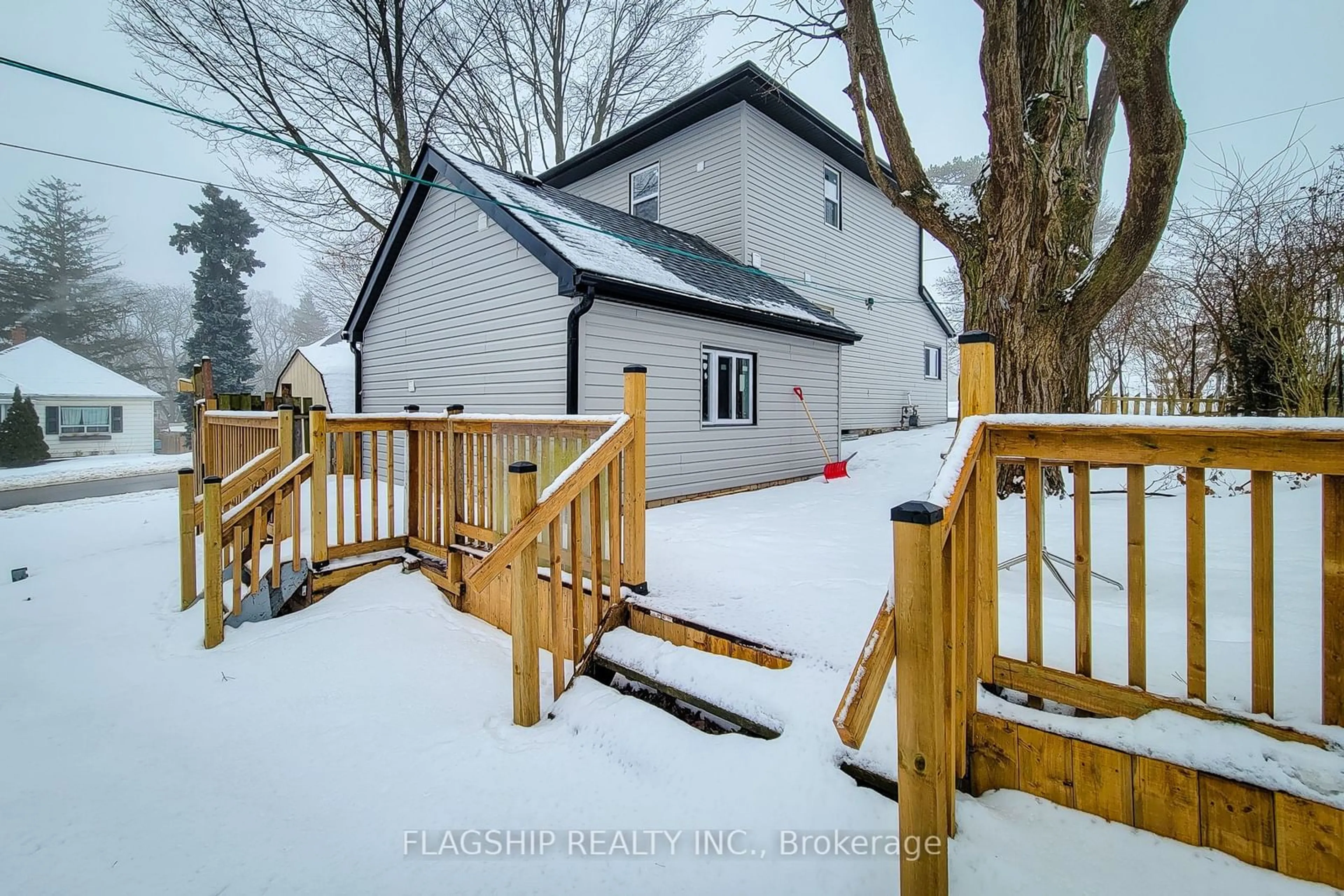 A pic from outside/outdoor area/front of a property/back of a property/a pic from drone, street for 727 College Ave, Woodstock Ontario N4S 2C7