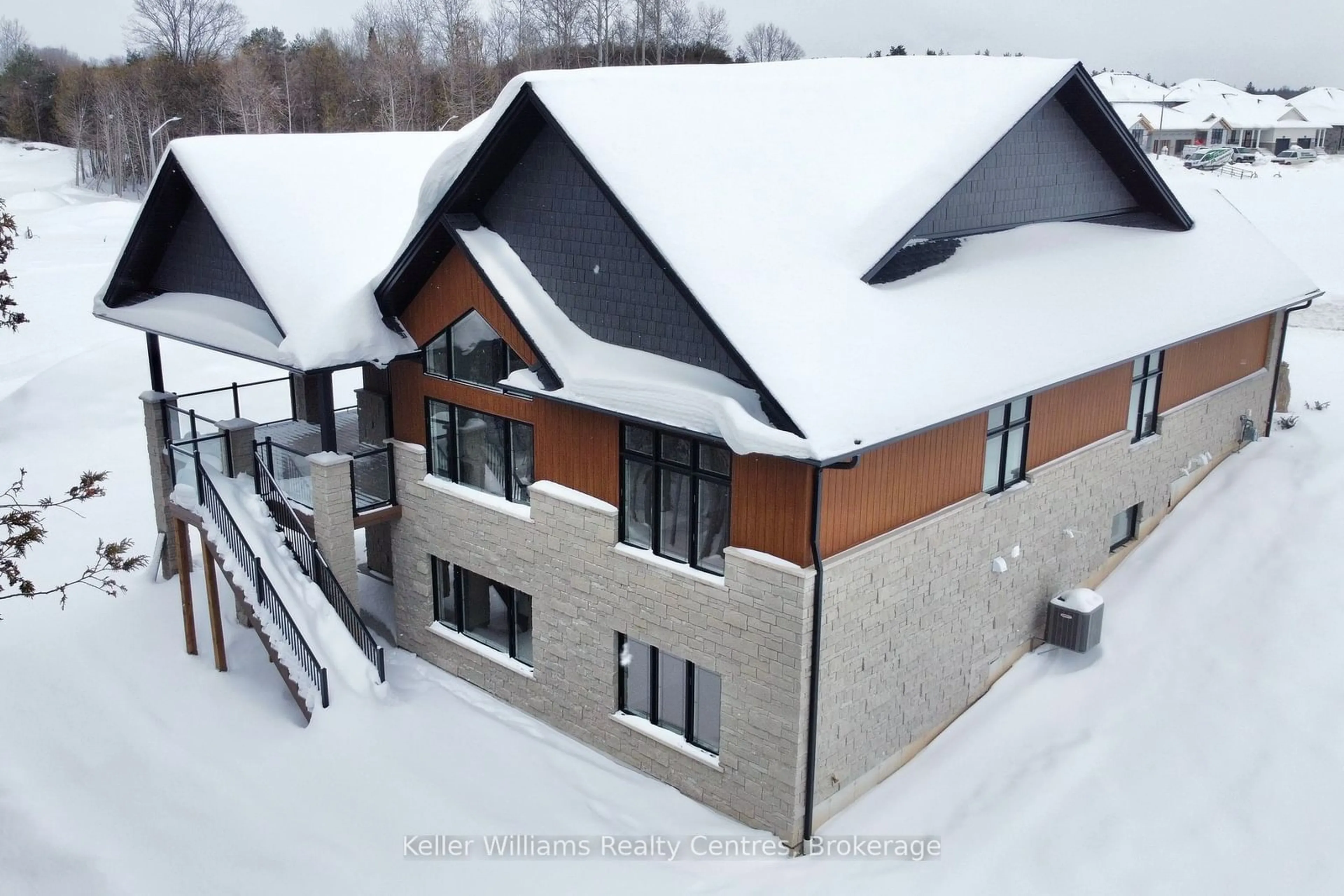 A pic from outside/outdoor area/front of a property/back of a property/a pic from drone, building for 776 20th St, Hanover Ontario N4N 0C5