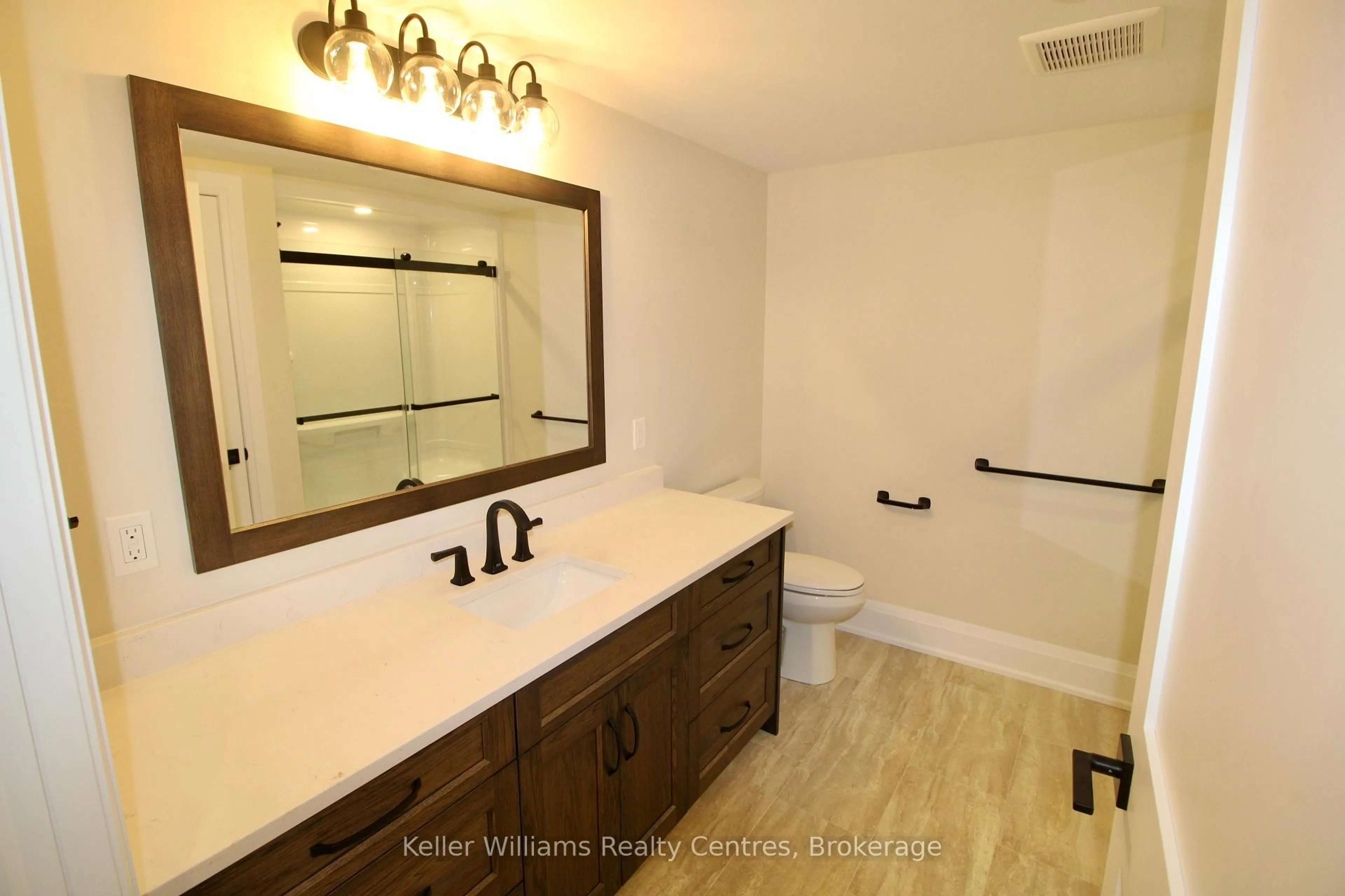 Standard bathroom, ceramic/tile floor for 776 20th St, Hanover Ontario N4N 0C5