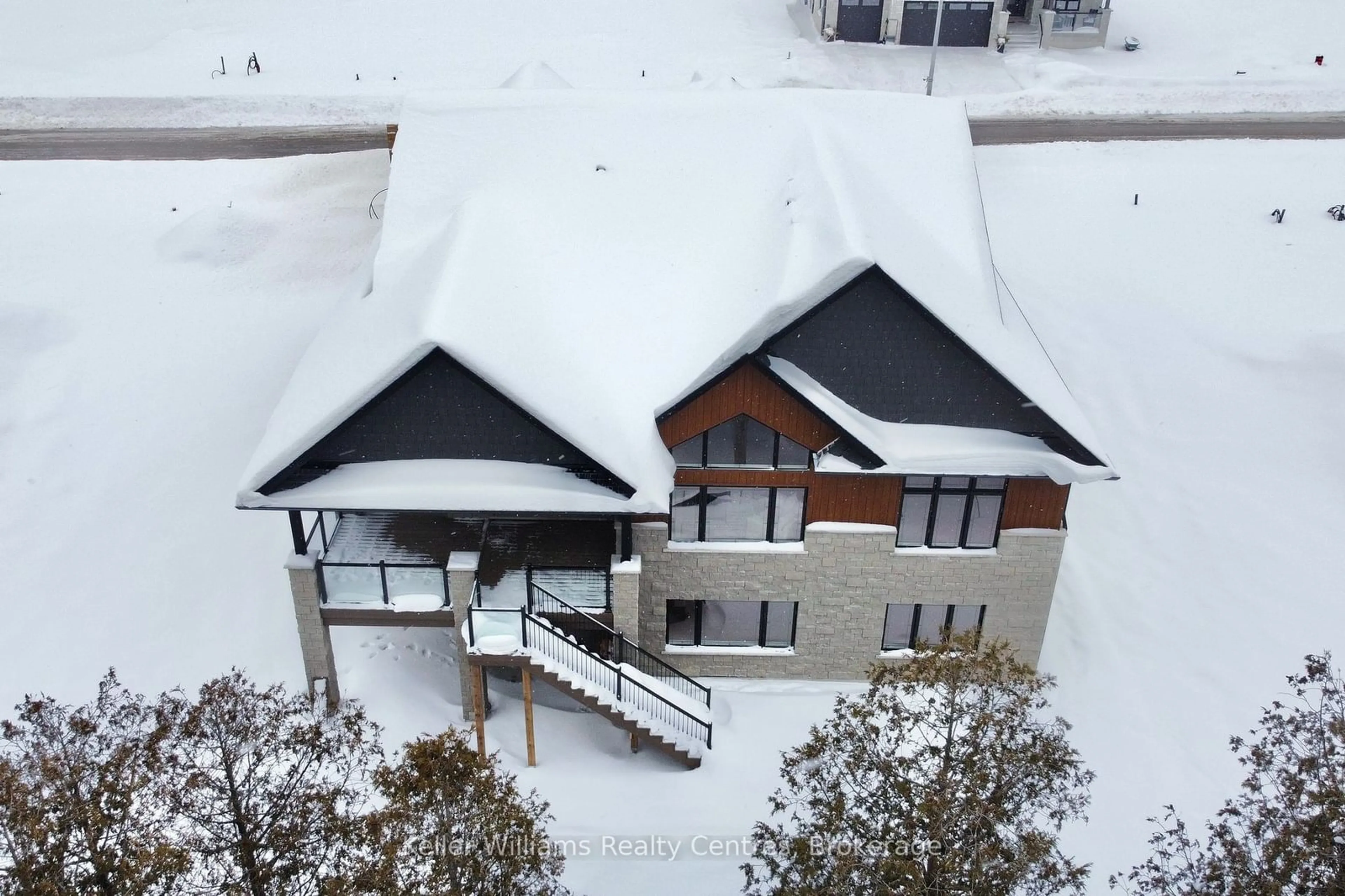 A pic from outside/outdoor area/front of a property/back of a property/a pic from drone, unknown for 776 20th St, Hanover Ontario N4N 0C5