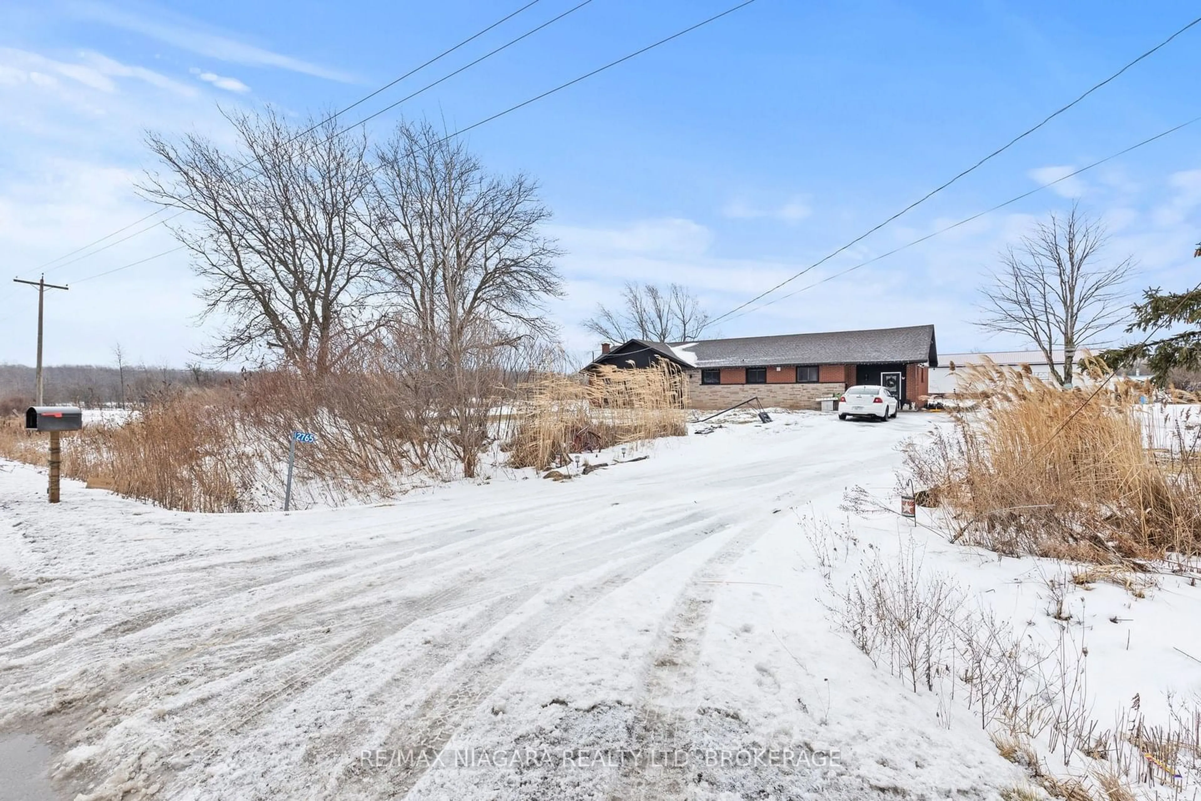 A pic from outside/outdoor area/front of a property/back of a property/a pic from drone, street for 2765 GARRISON Rd, Fort Erie Ontario L0S 1N0