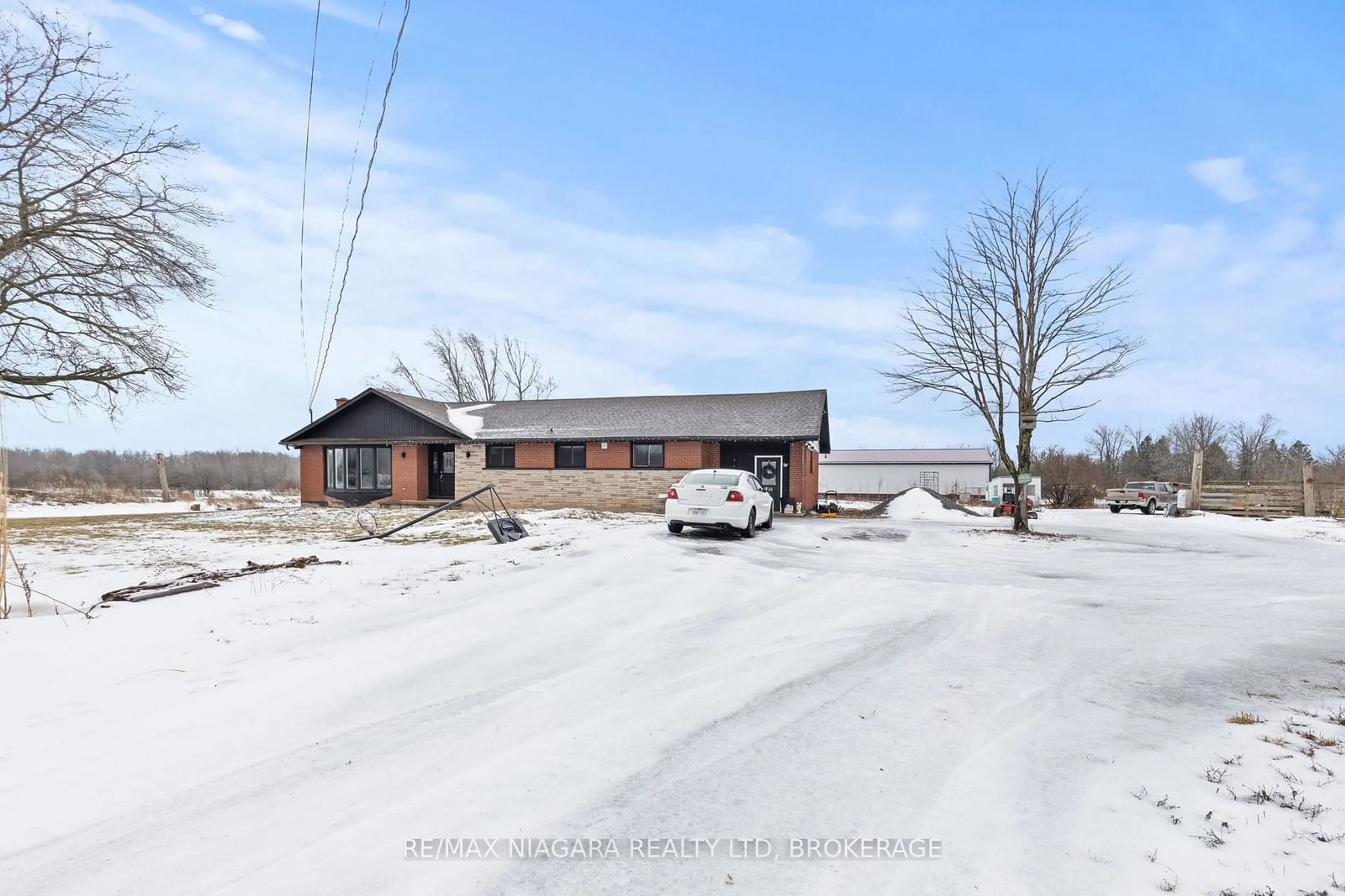 A pic from outside/outdoor area/front of a property/back of a property/a pic from drone, street for 2765 GARRISON Rd, Fort Erie Ontario L0S 1N0