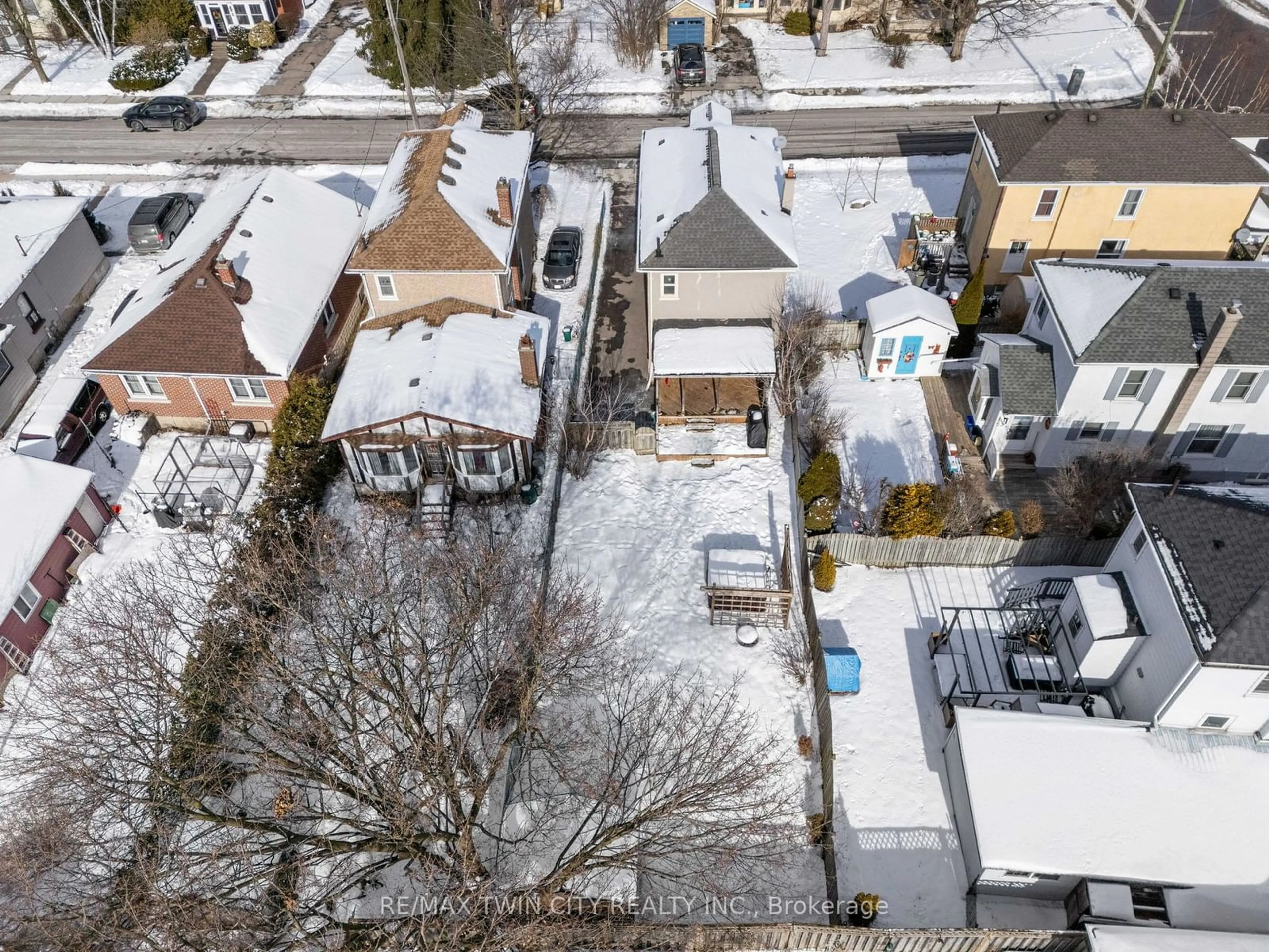 A pic from outside/outdoor area/front of a property/back of a property/a pic from drone, street for 69 Francis St, Cambridge Ontario N1S 1Z9