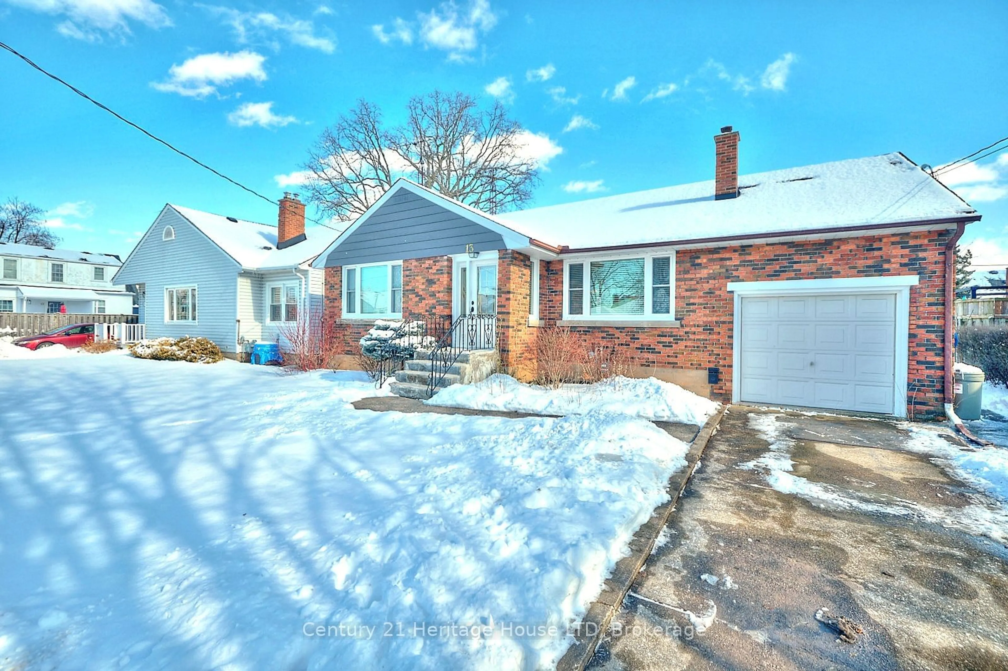 A pic from outside/outdoor area/front of a property/back of a property/a pic from drone, street for 13 Elmwood Ave, Welland Ontario L3C 2C7