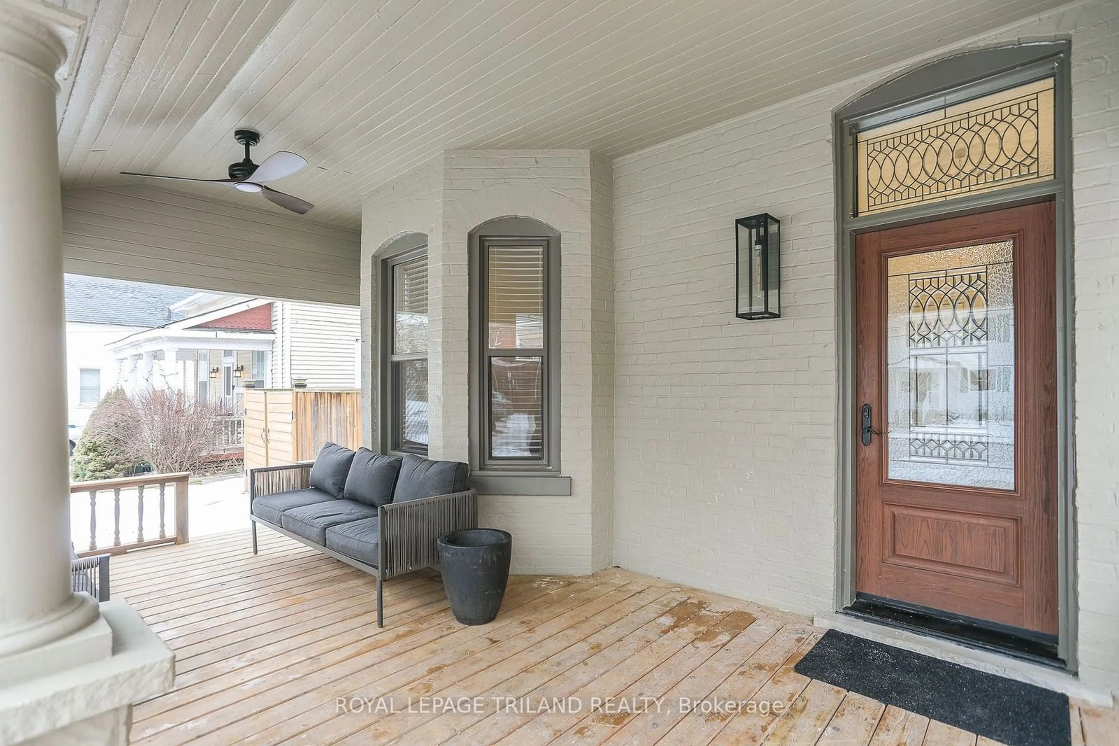 Indoor entryway for 33 Gladstone Ave, St. Thomas Ontario N5R 2L5