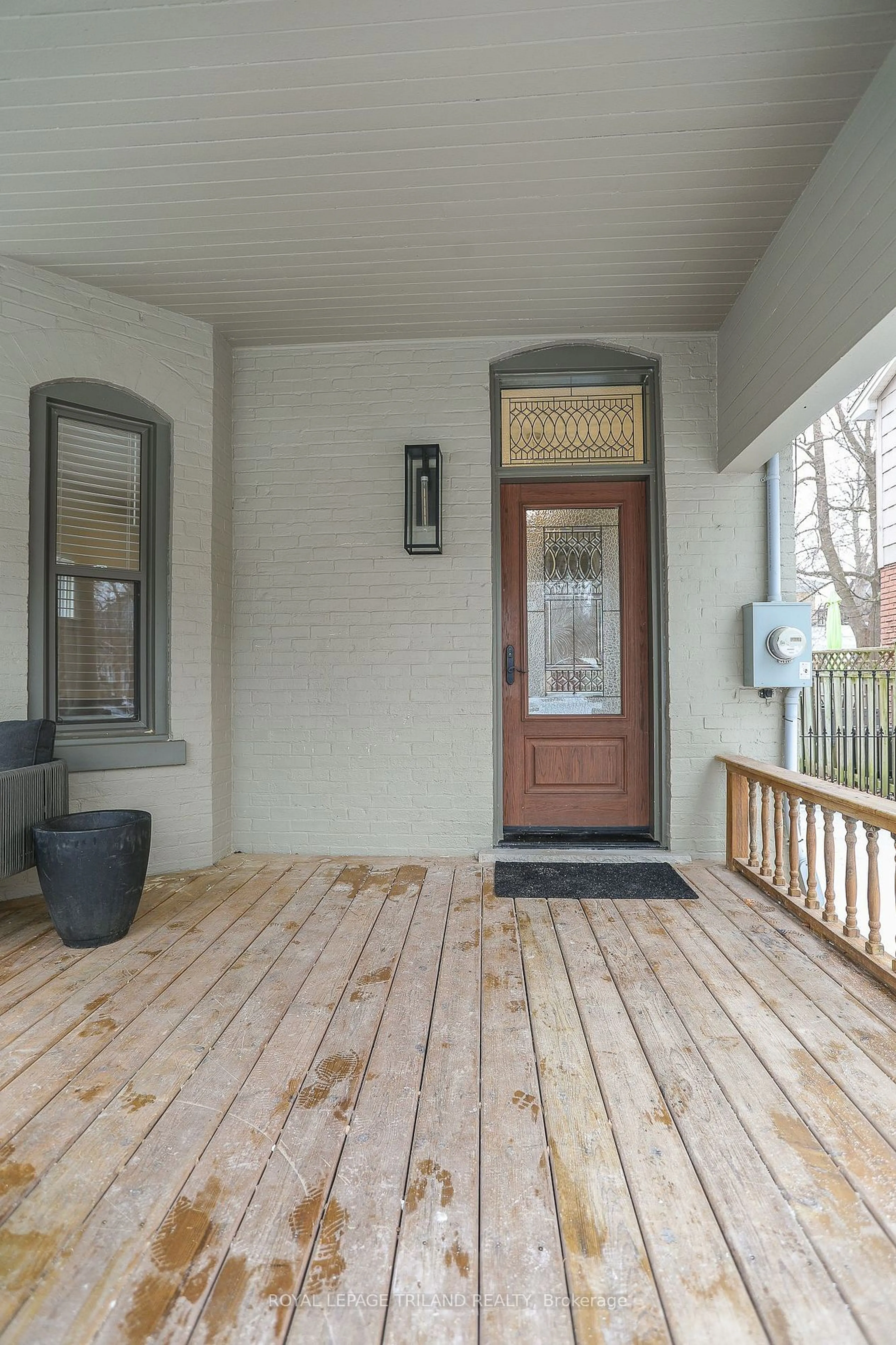 Indoor entryway for 33 Gladstone Ave, St. Thomas Ontario N5R 2L5