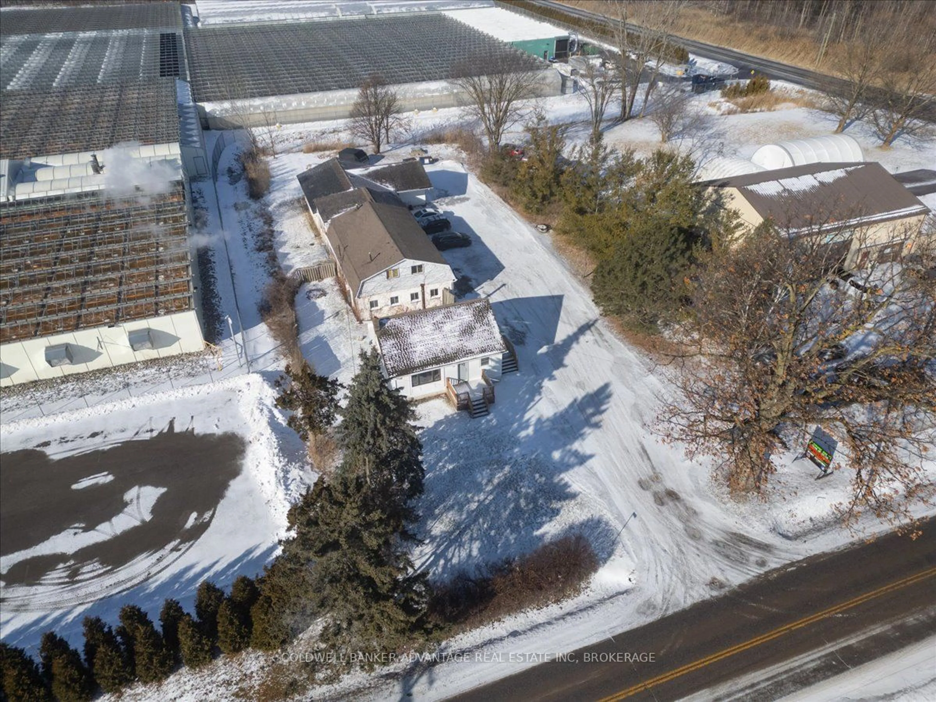 A pic from outside/outdoor area/front of a property/back of a property/a pic from drone, building for 1410 Balfour St, Pelham Ontario L0S 1C0