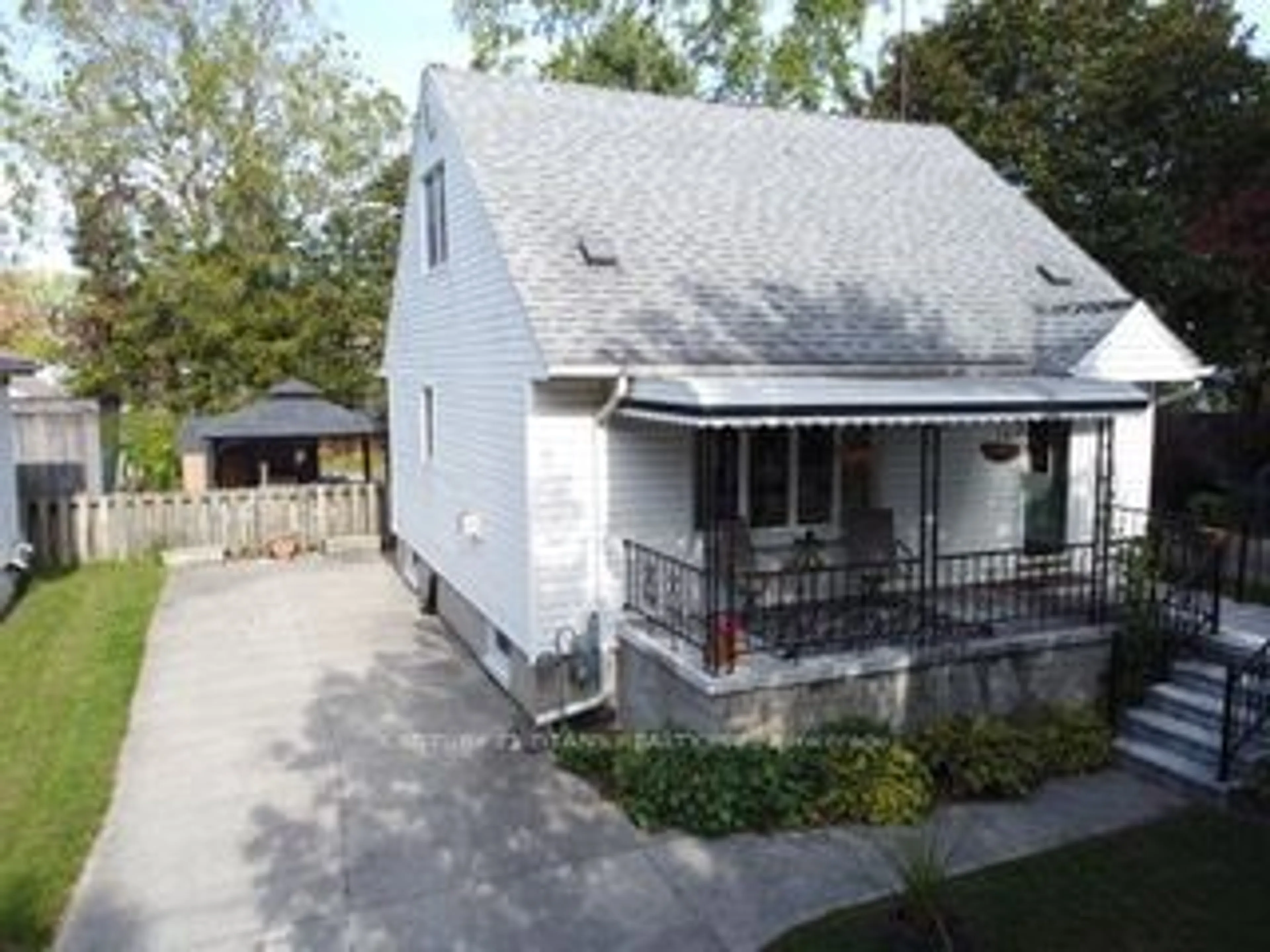 A pic from outside/outdoor area/front of a property/back of a property/a pic from drone, street for 17 De Graeve Dr, Chatham-Kent Ontario N7L 1N8