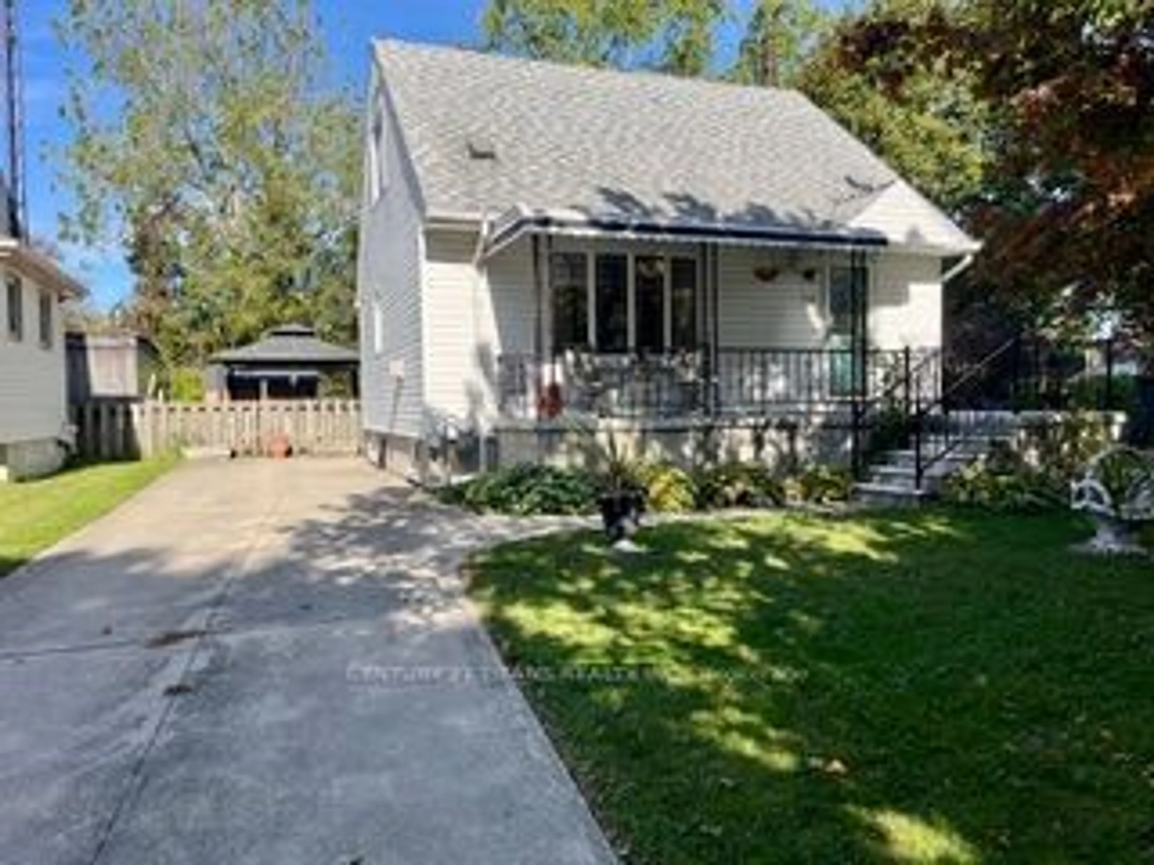 A pic from outside/outdoor area/front of a property/back of a property/a pic from drone, street for 17 De Graeve Dr, Chatham-Kent Ontario N7L 1N8