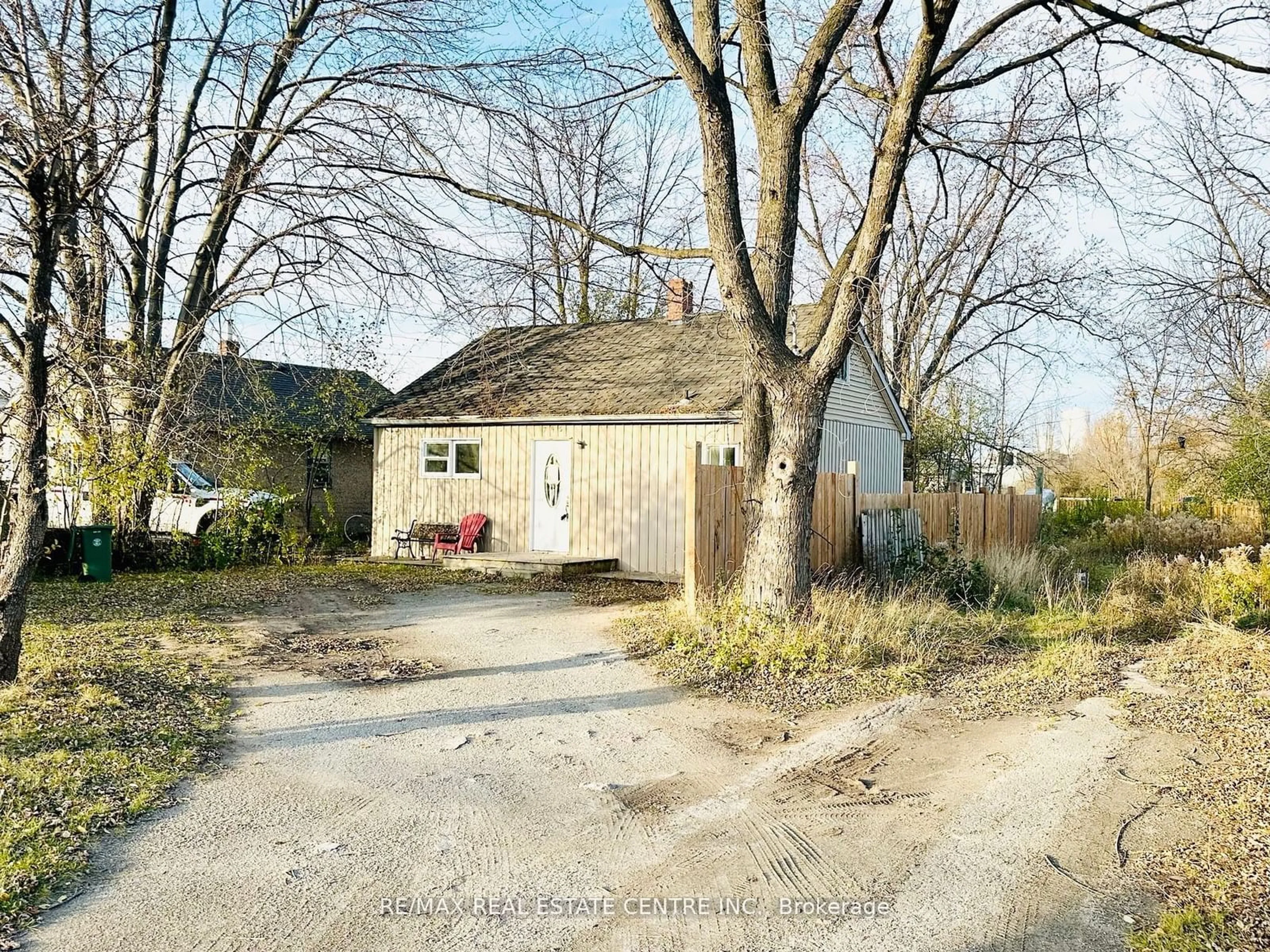 Shed for 795 Barton St, Hamilton Ontario L8E 5L8