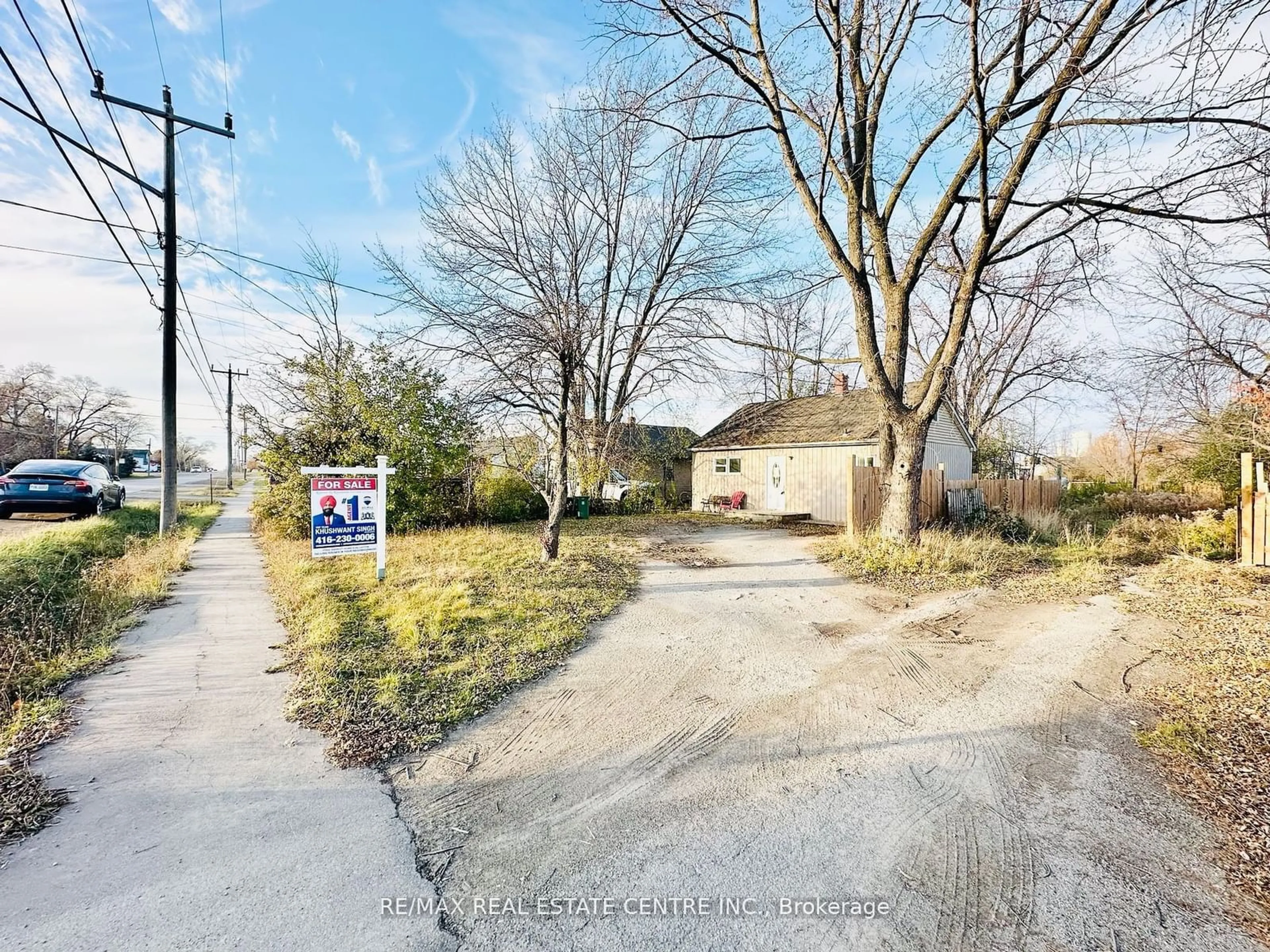 A pic from outside/outdoor area/front of a property/back of a property/a pic from drone, street for 795 Barton St, Hamilton Ontario L8E 5L8