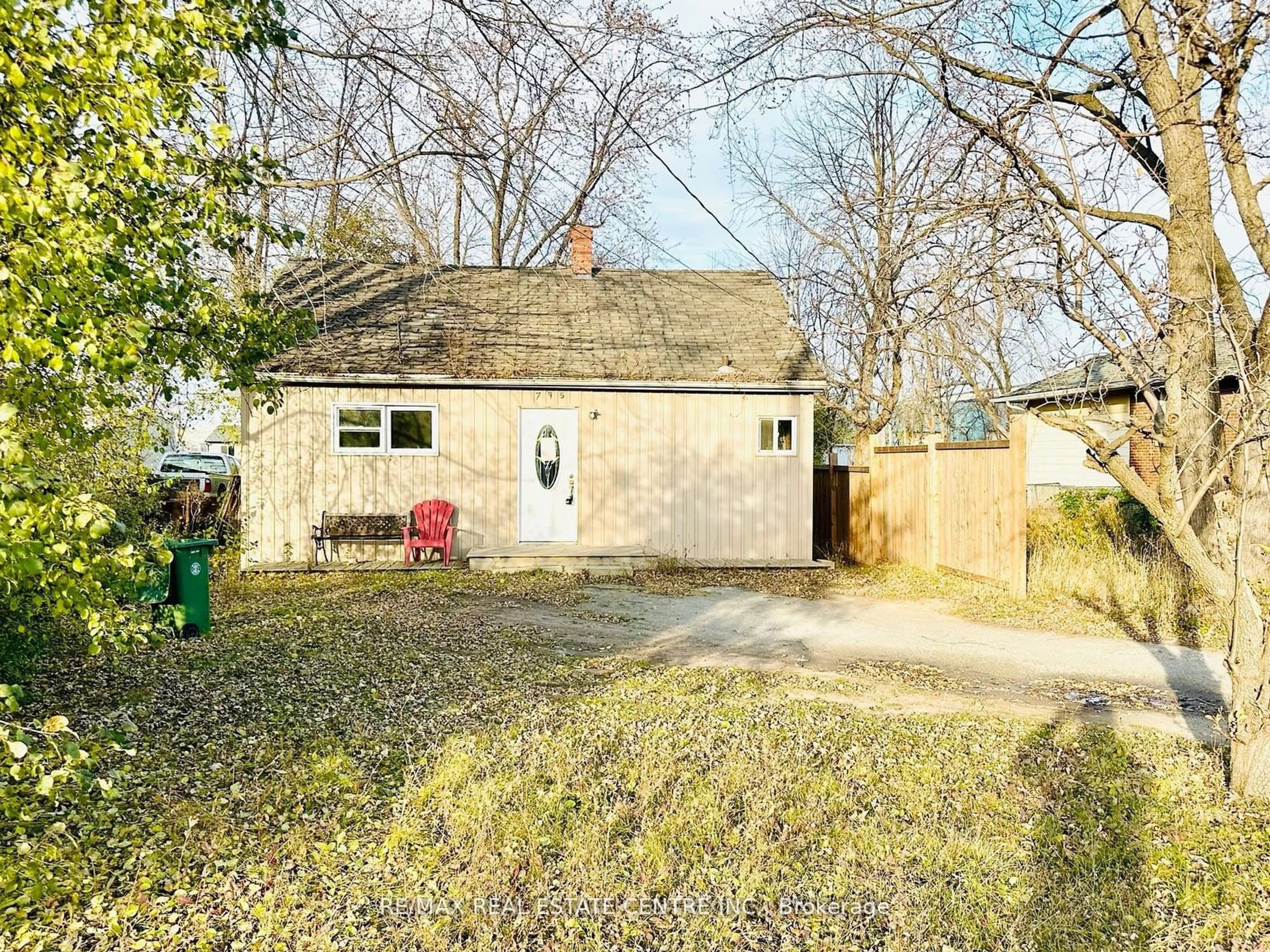 A pic from outside/outdoor area/front of a property/back of a property/a pic from drone, street for 795 Barton St, Hamilton Ontario L8E 5L8