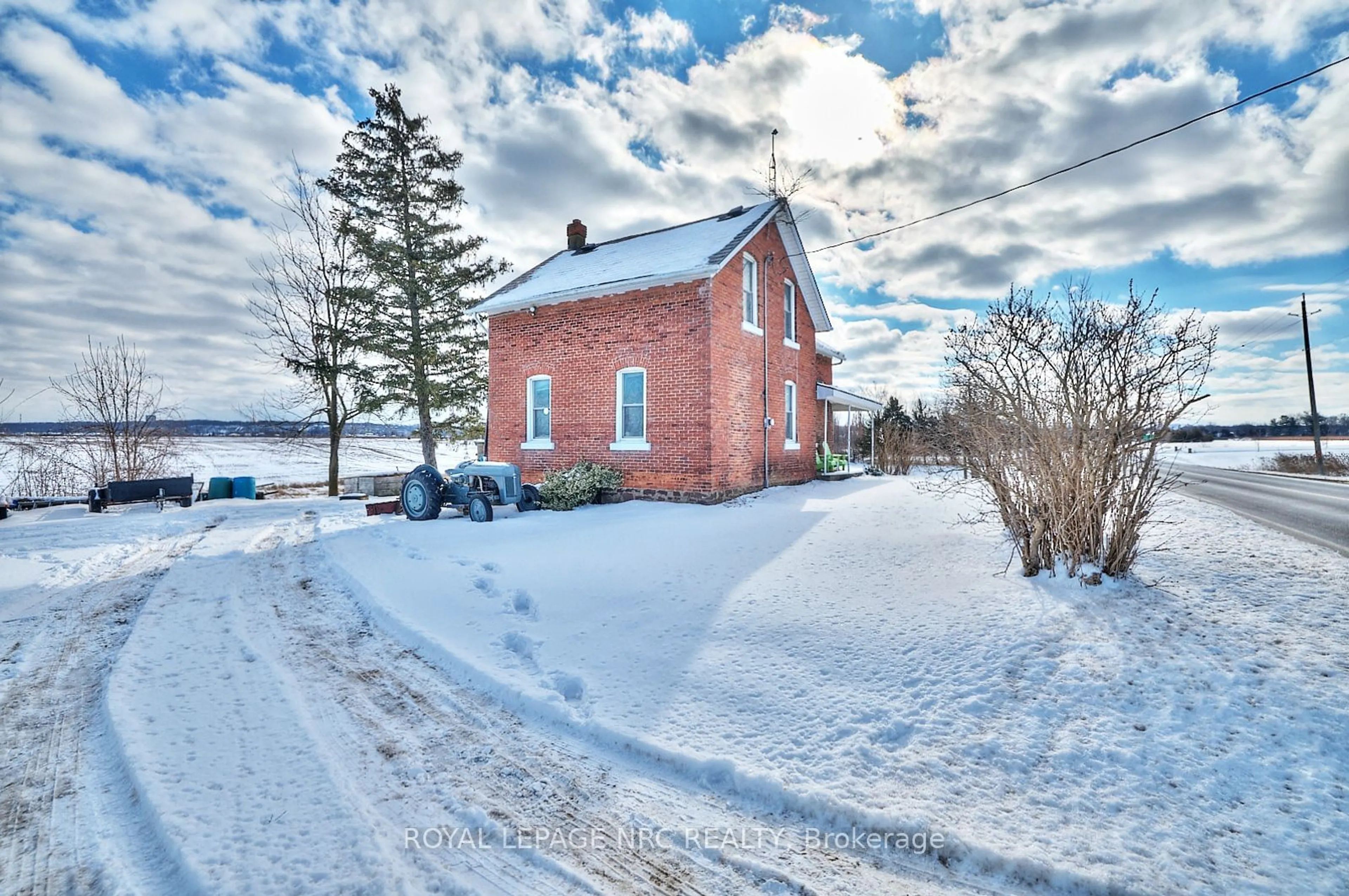 A pic from outside/outdoor area/front of a property/back of a property/a pic from drone, building for 2638 Fifth St, St. Catharines Ontario L2R 6P7