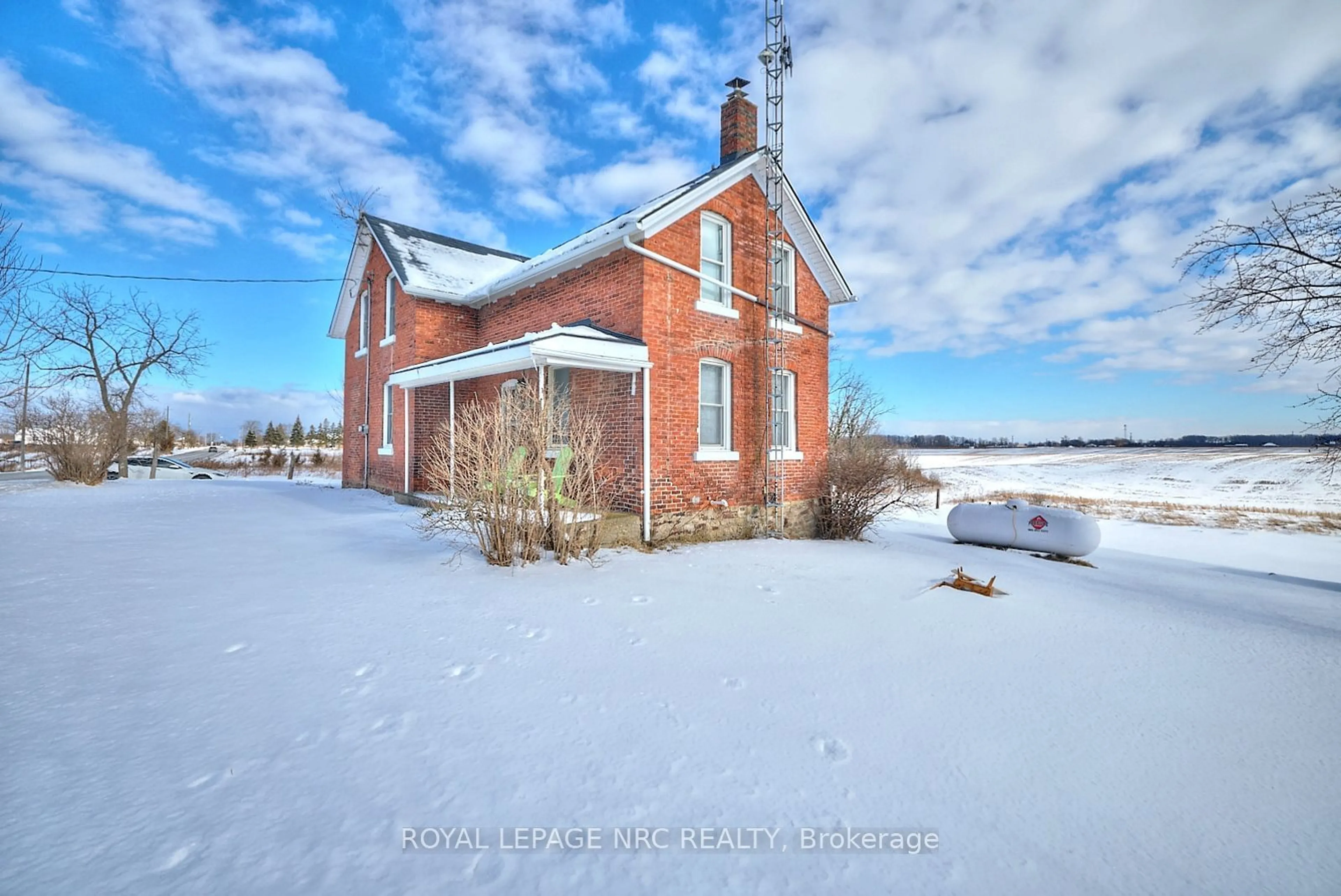 A pic from outside/outdoor area/front of a property/back of a property/a pic from drone, building for 2638 Fifth St, St. Catharines Ontario L2R 6P7