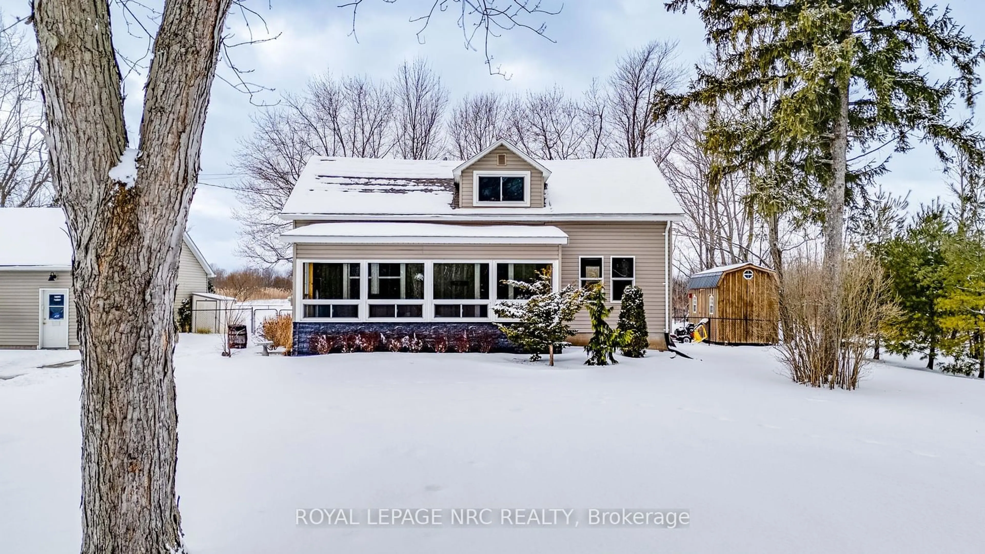 A pic from outside/outdoor area/front of a property/back of a property/a pic from drone, unknown for 1455 Spears Rd, Fort Erie Ontario L2A 5M4