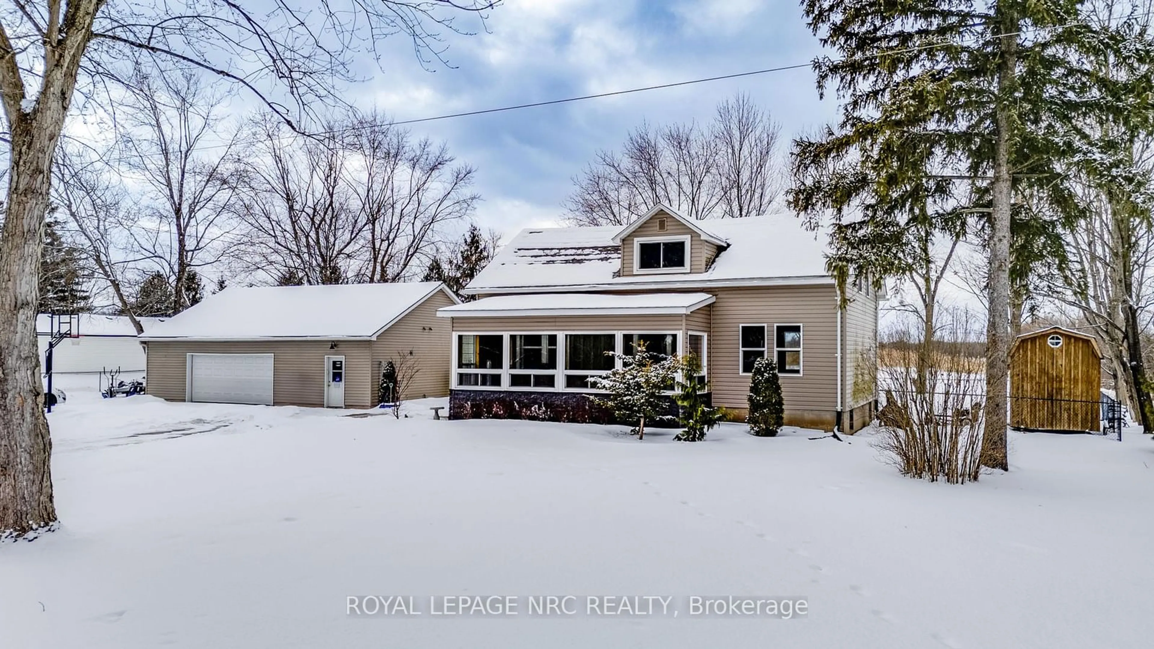 A pic from outside/outdoor area/front of a property/back of a property/a pic from drone, street for 1455 Spears Rd, Fort Erie Ontario L2A 5M4