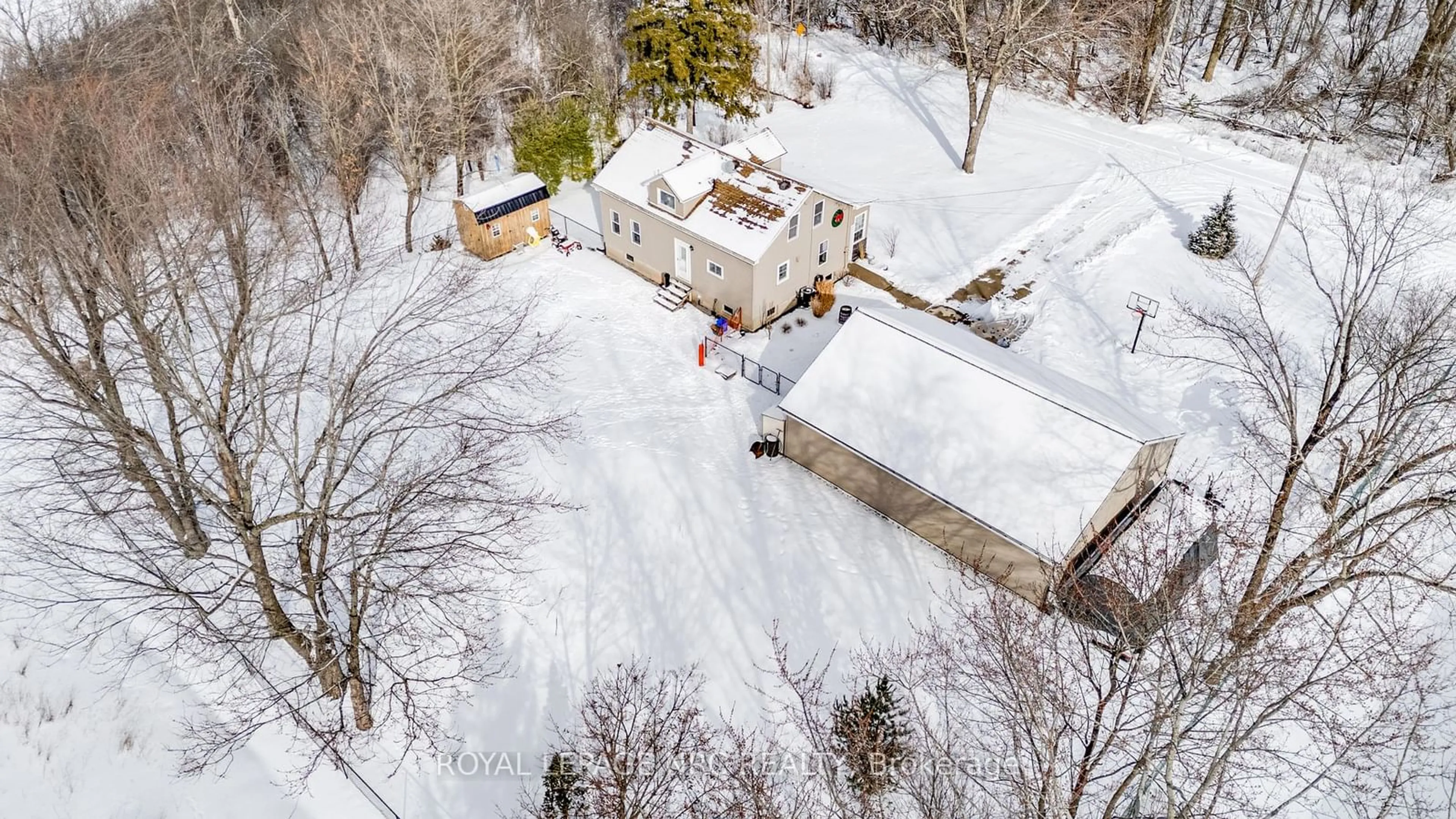 A pic from outside/outdoor area/front of a property/back of a property/a pic from drone, street for 1455 Spears Rd, Fort Erie Ontario L2A 5M4