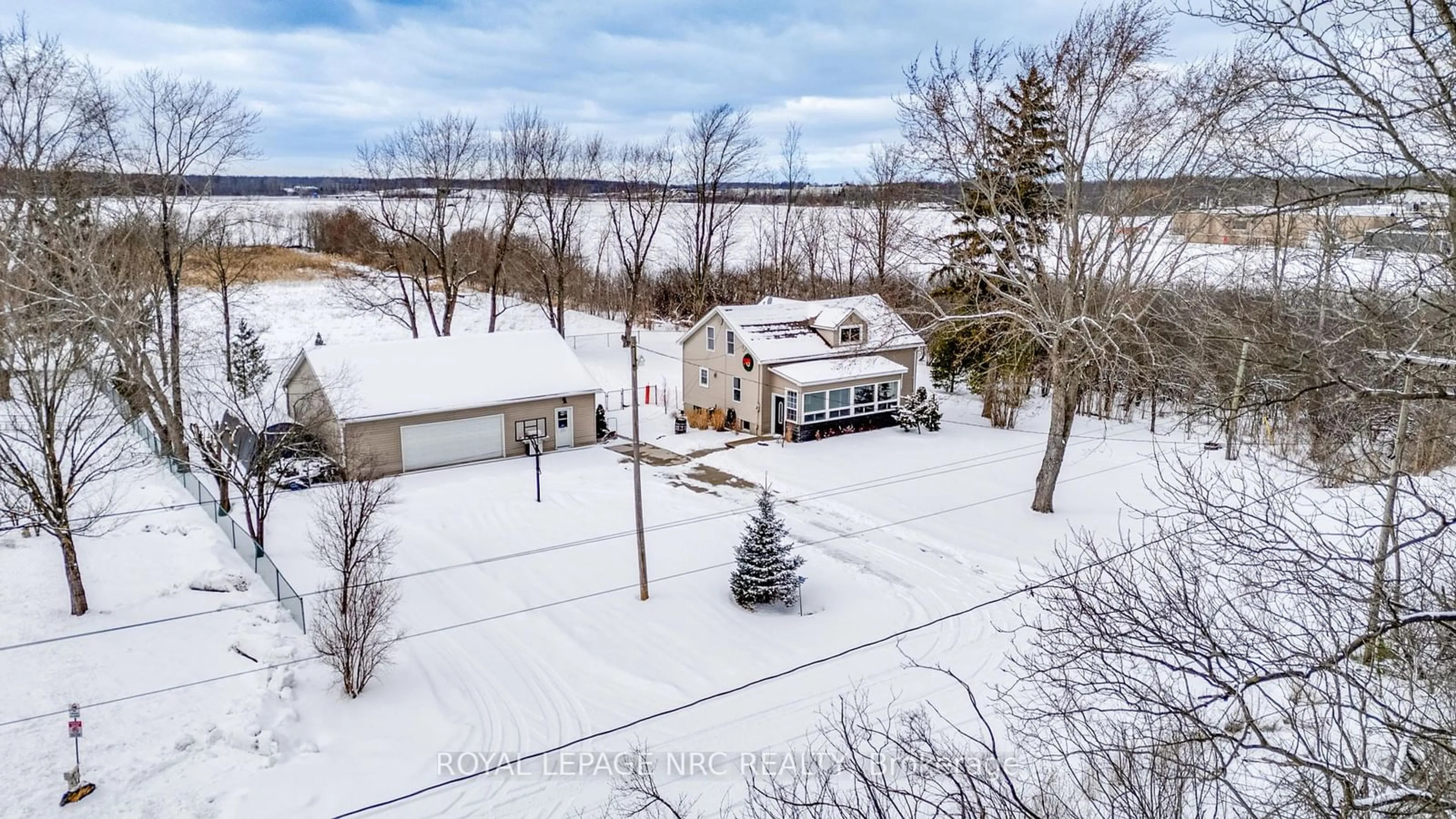 A pic from outside/outdoor area/front of a property/back of a property/a pic from drone, street for 1455 Spears Rd, Fort Erie Ontario L2A 5M4